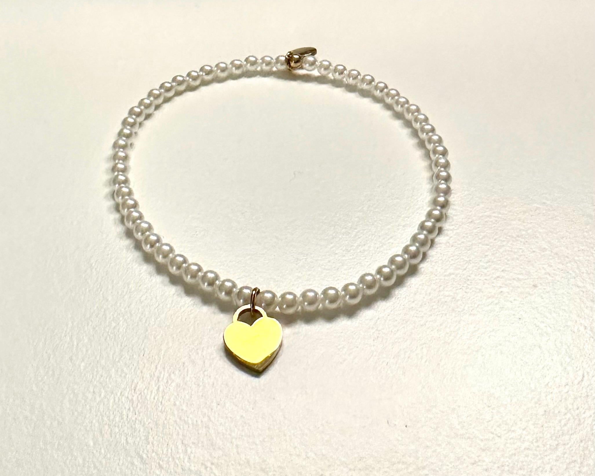 Goldenes Dackel Armband | kleines feines elastisches Perlenarmband mit Dackelanhänger