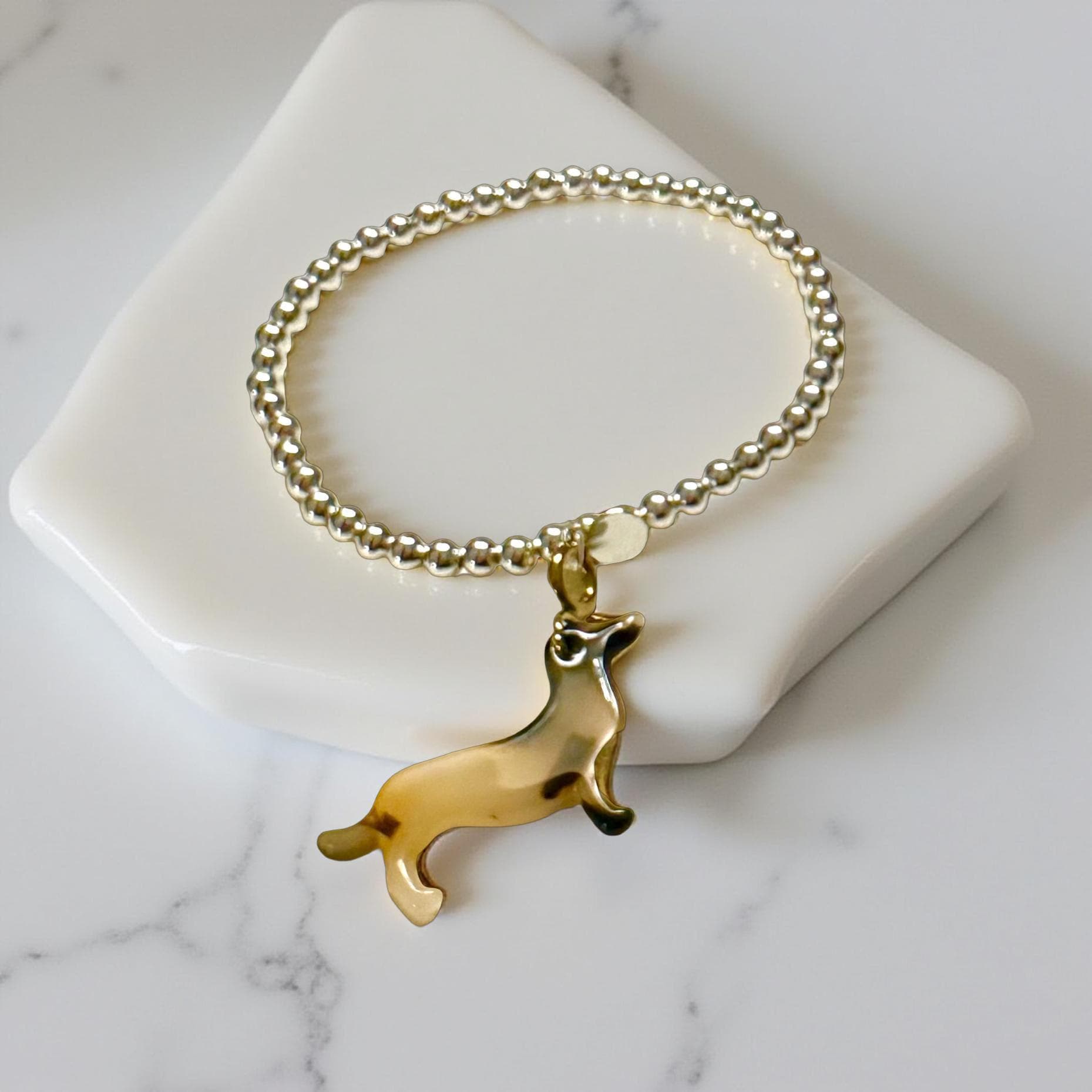 Goldenes Dackel Armband | kleines feines elastisches Perlenarmband mit Dackelanhänger