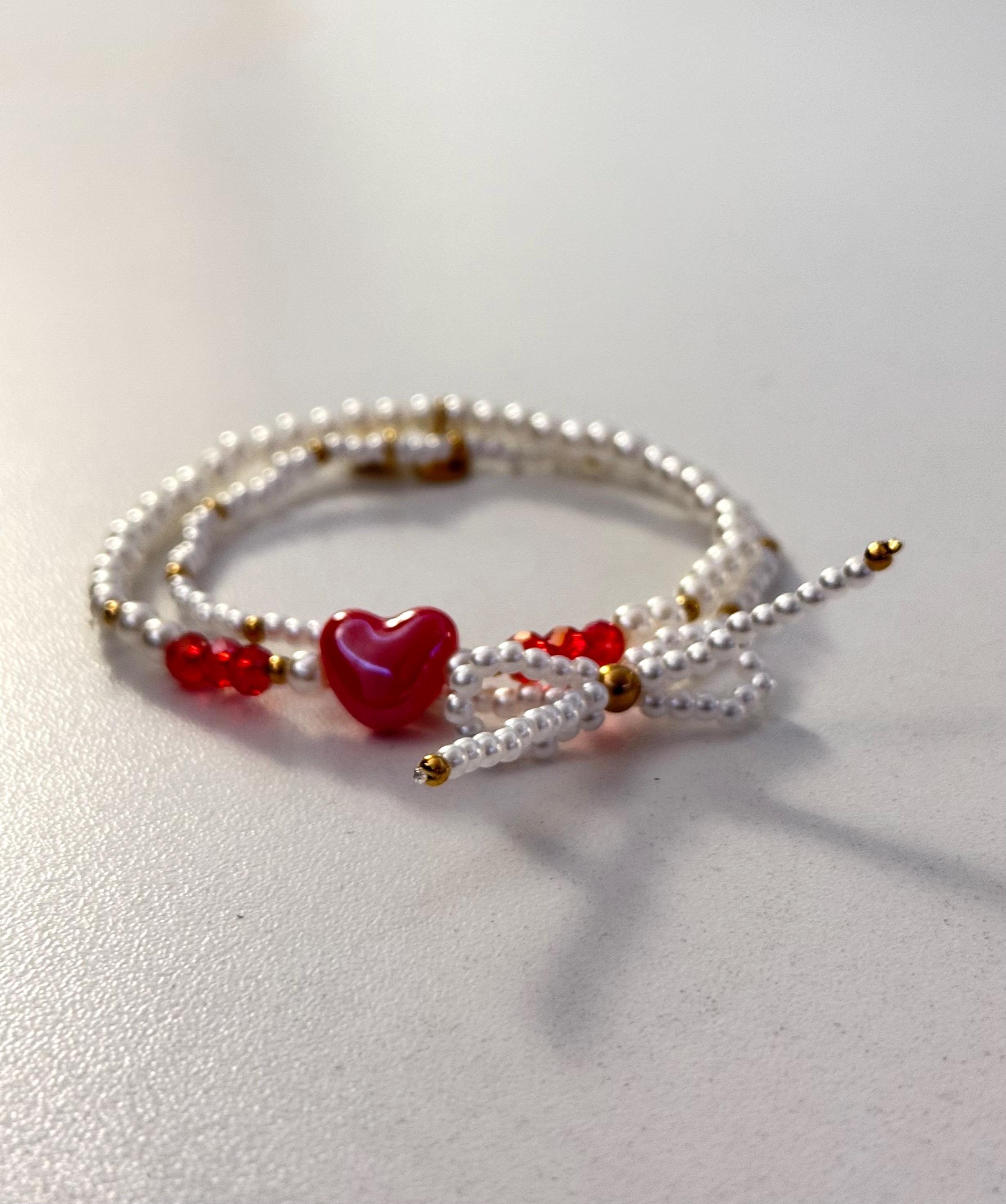 Valentins Geschenk: Armband-Set und Karte | kleine feine elastische Perlenarmbänder mit Herzchen und Schleife