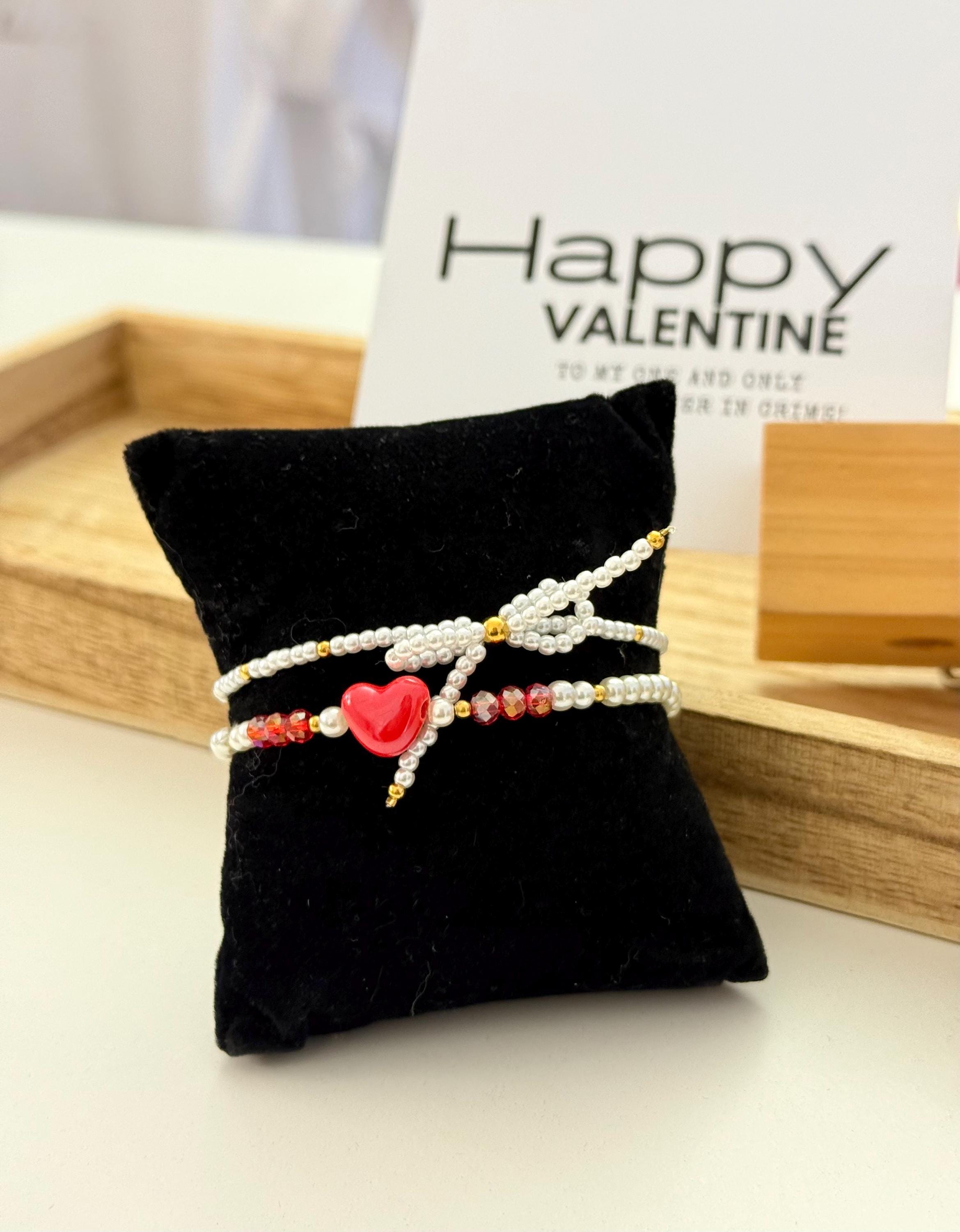 Valentins Geschenk: Armband-Set und Karte | kleine feine elastische Perlenarmbänder mit Herzchen und Schleife