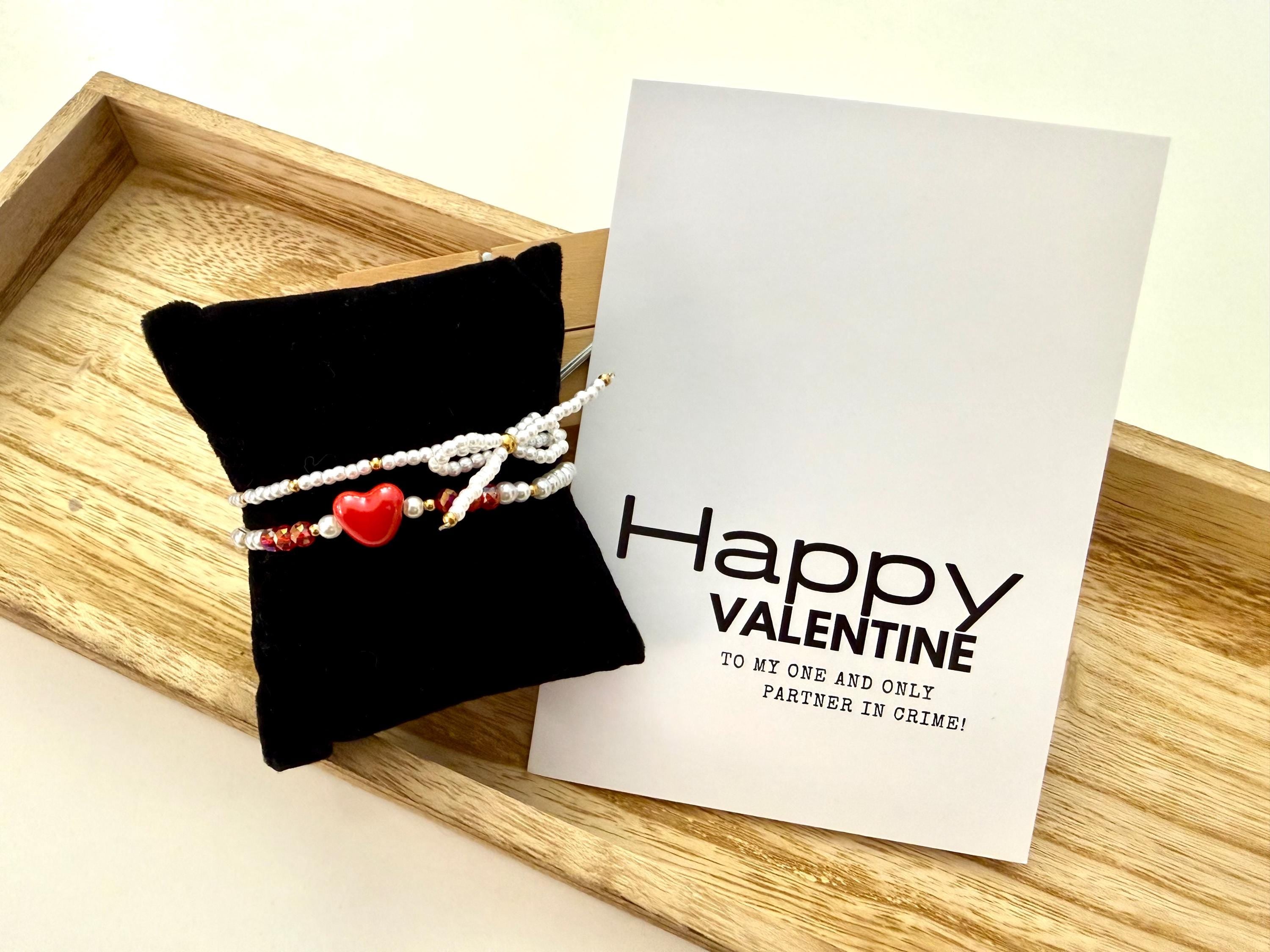 Valentins Geschenk: Armband-Set und Karte | kleine feine elastische Perlenarmbänder mit Herzchen und Schleife