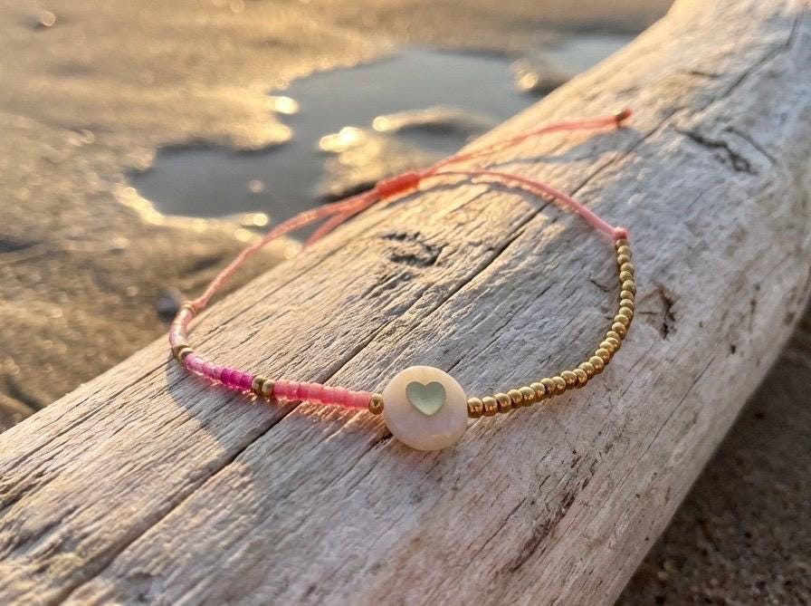 Zartes Armband mit Herz | kleines feines elastisches Perlenarmband mit Makrameeknoten | in rosa oder hellblau