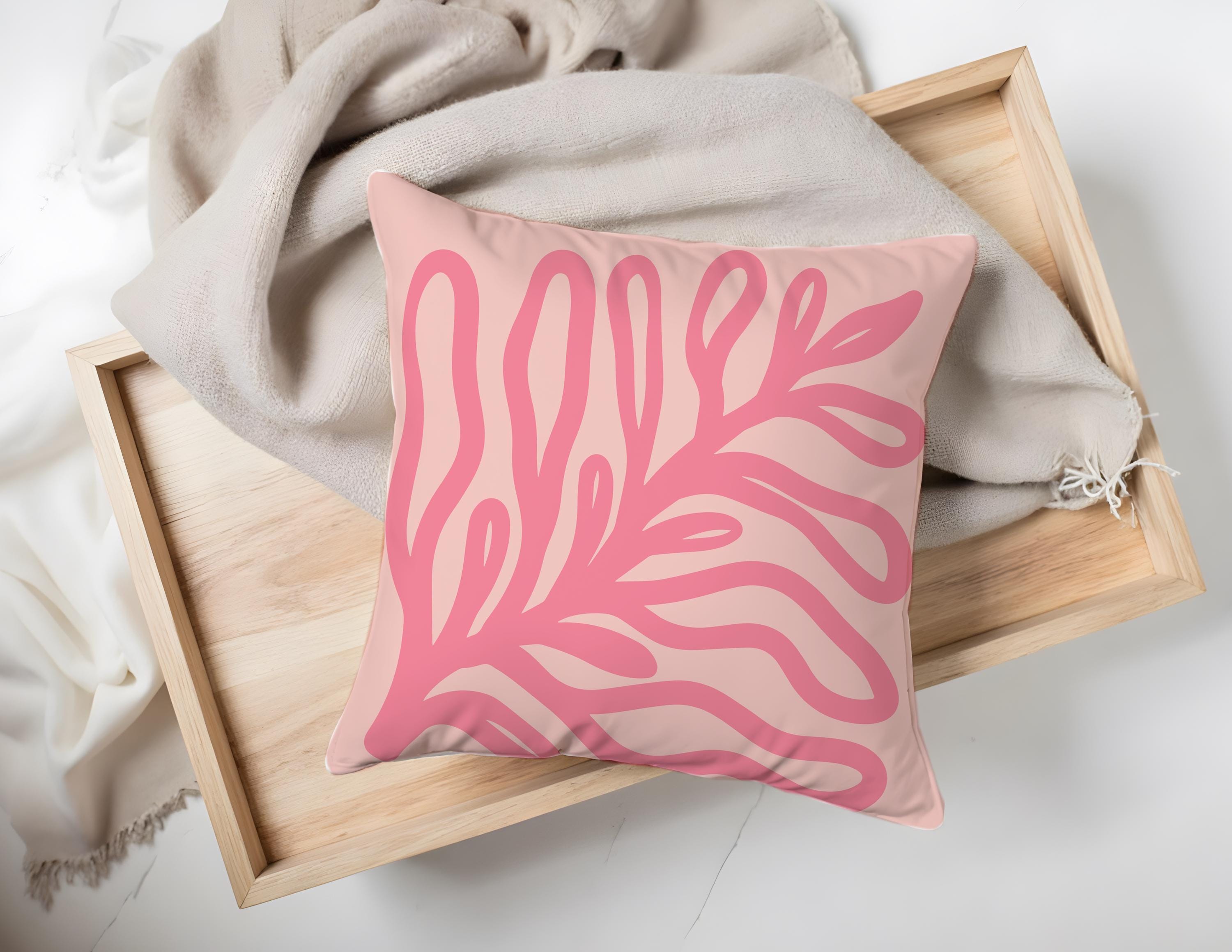 Quadratischer Kissenbezug im floralen Dessin in zarten Rosatönen