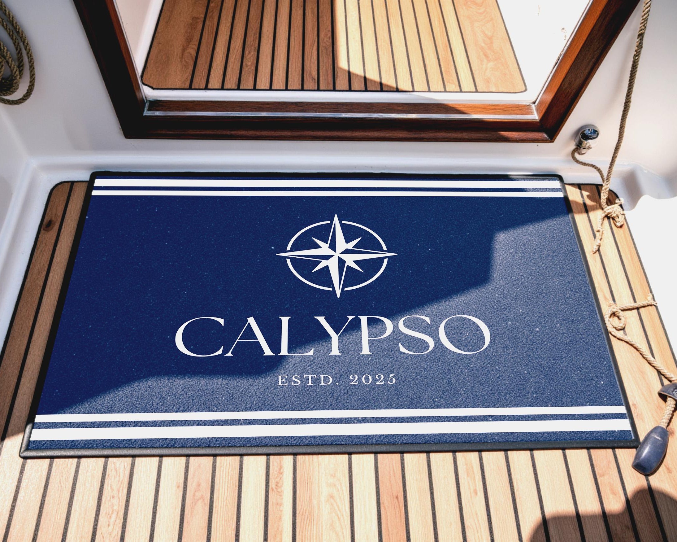 Fußmatte Boot Yacht Schiff | Personalisierter Fußabtreter mit Bootsnamen und Jahreszahl in blau weiß, Rand schwarz