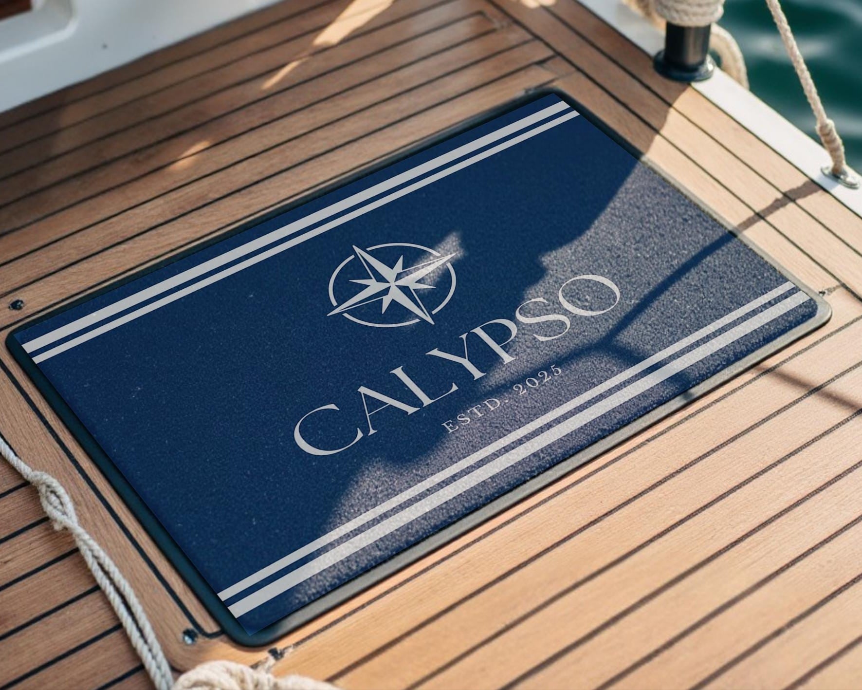 Fußmatte Boot Yacht Schiff | Personalisierter Fußabtreter mit Bootsnamen und Jahreszahl in blau weiß, Rand schwarz