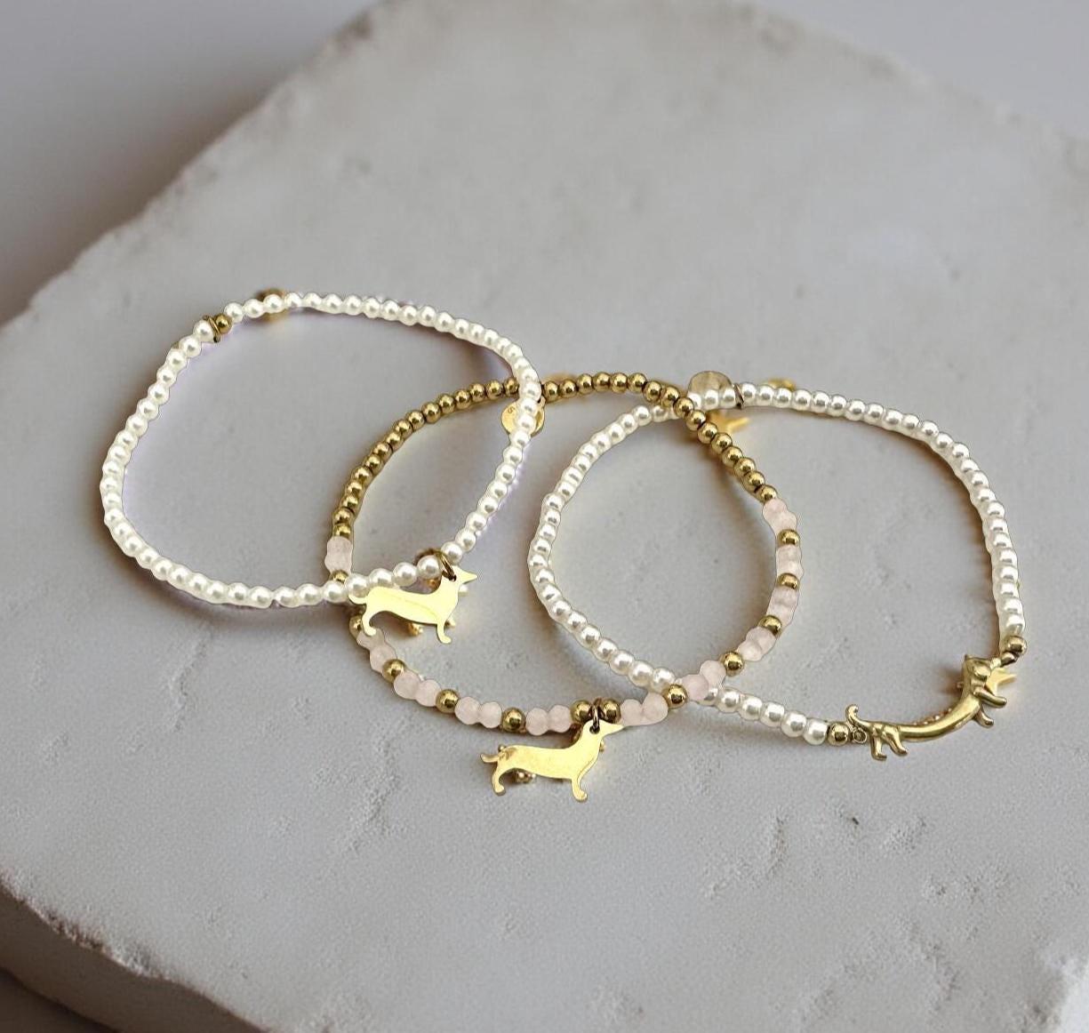 Goldenes Dackel Armband | kleines feines elastisches Perlenarmband mit Dackelanhänger