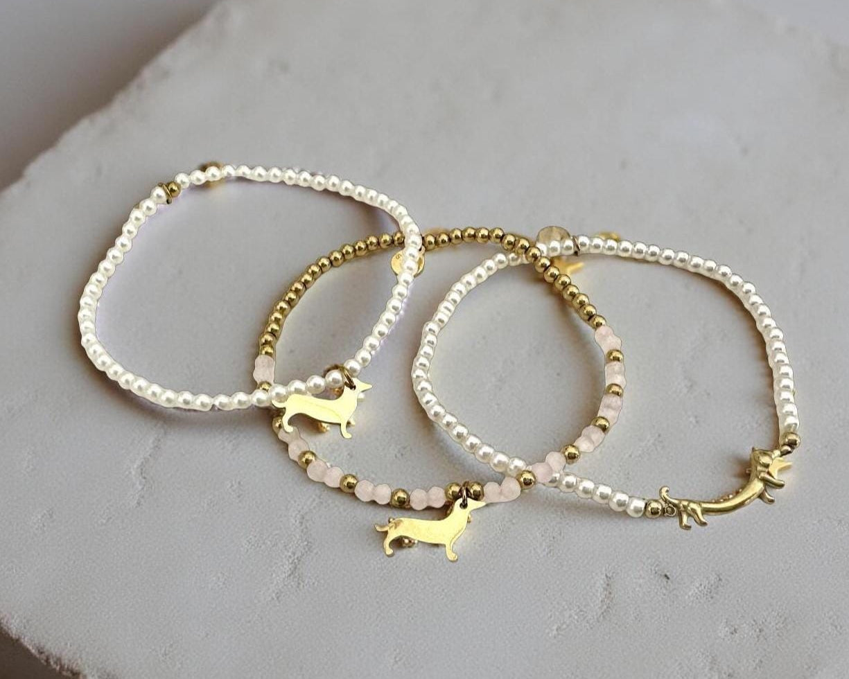 Goldenes Dackel Armband | kleines feines elastisches Perlenarmband mit Dackelanhänger