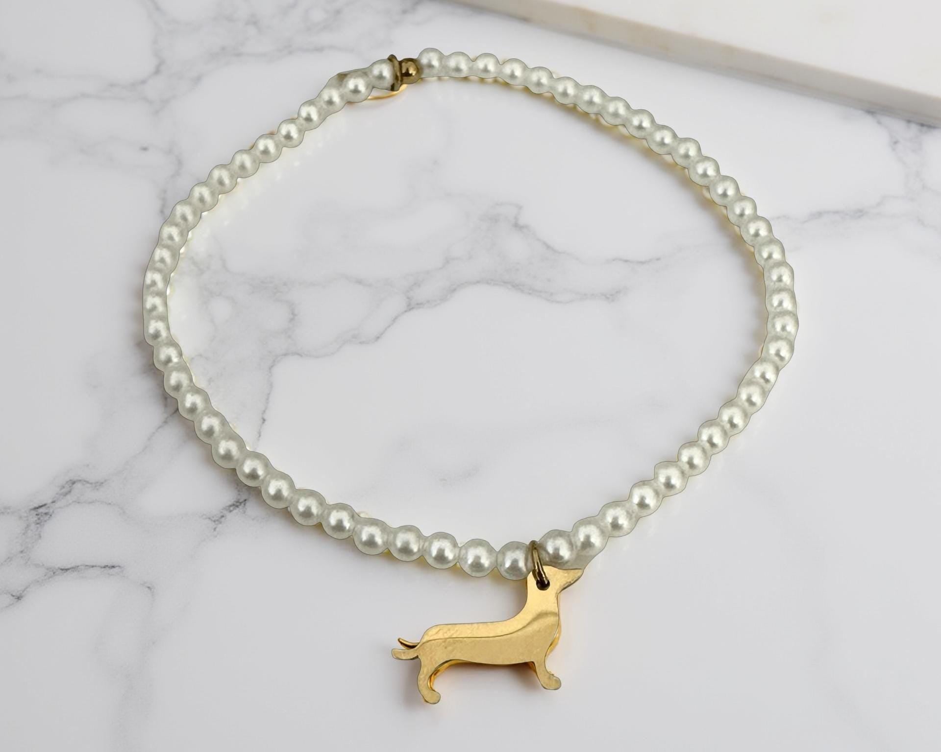Goldenes Dackel Armband | kleines feines elastisches Perlenarmband mit Dackelanhänger