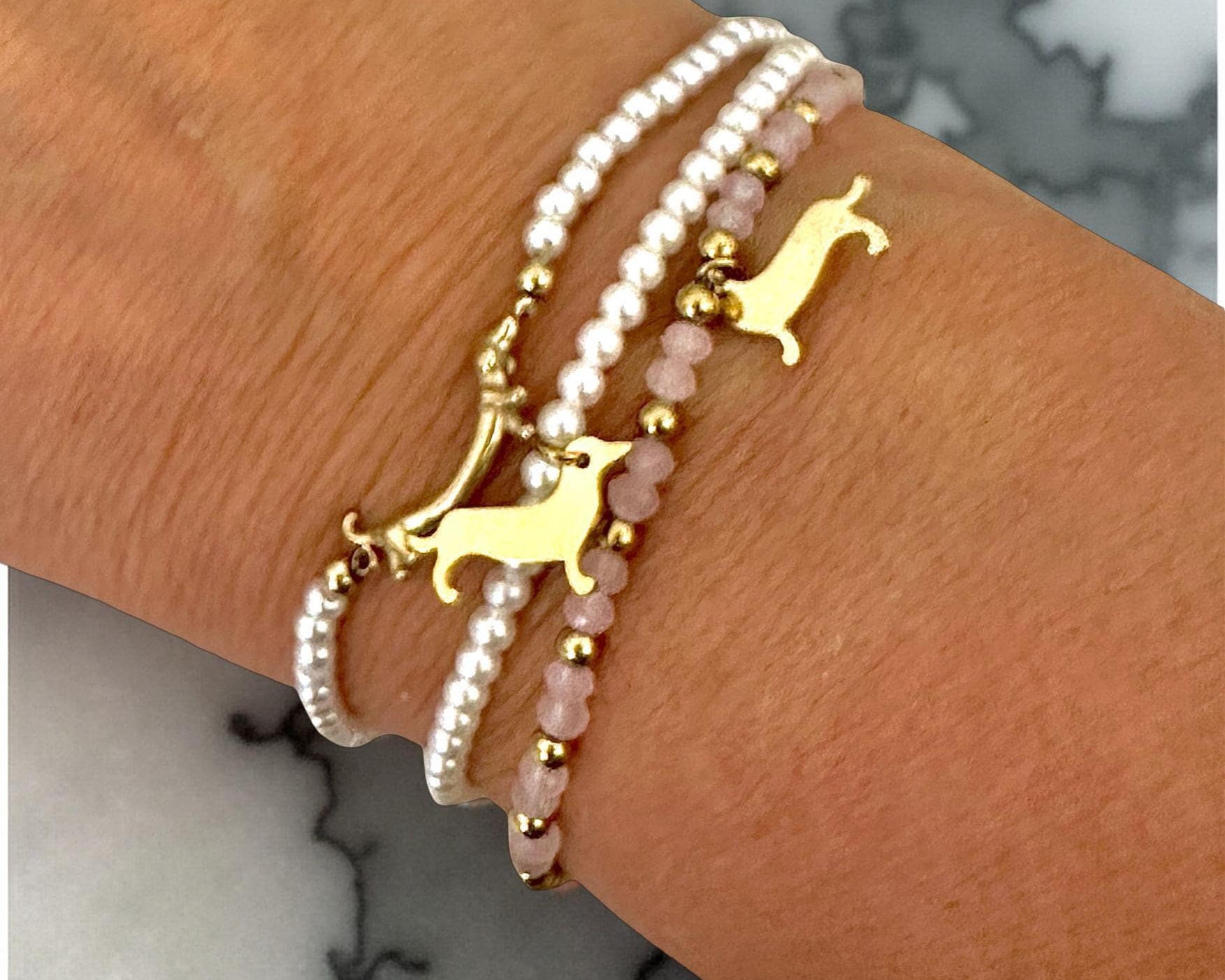 Goldenes Dackel Armband | kleines feines elastisches Perlenarmband mit Dackelanhänger