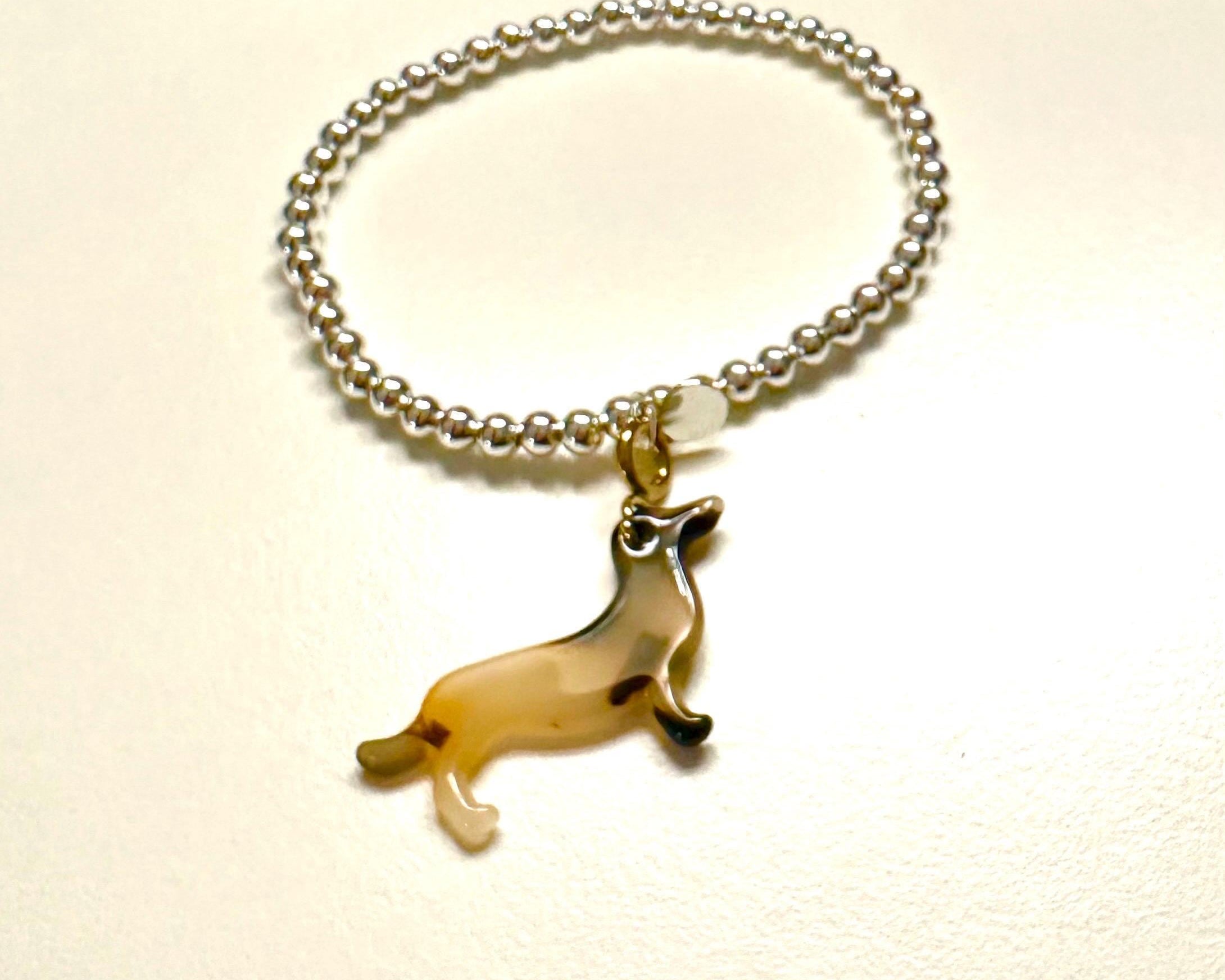 Goldenes Dackel Armband | kleines feines elastisches Perlenarmband mit Dackelanhänger