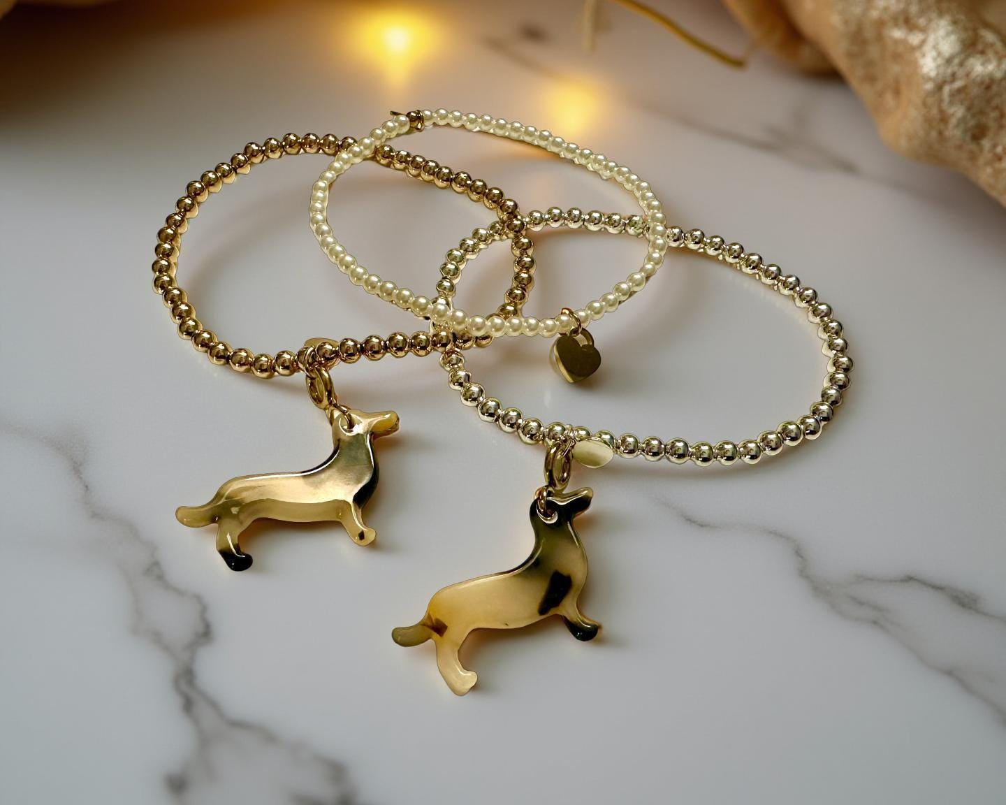 Goldenes Dackel Armband | kleines feines elastisches Perlenarmband mit Dackelanhänger