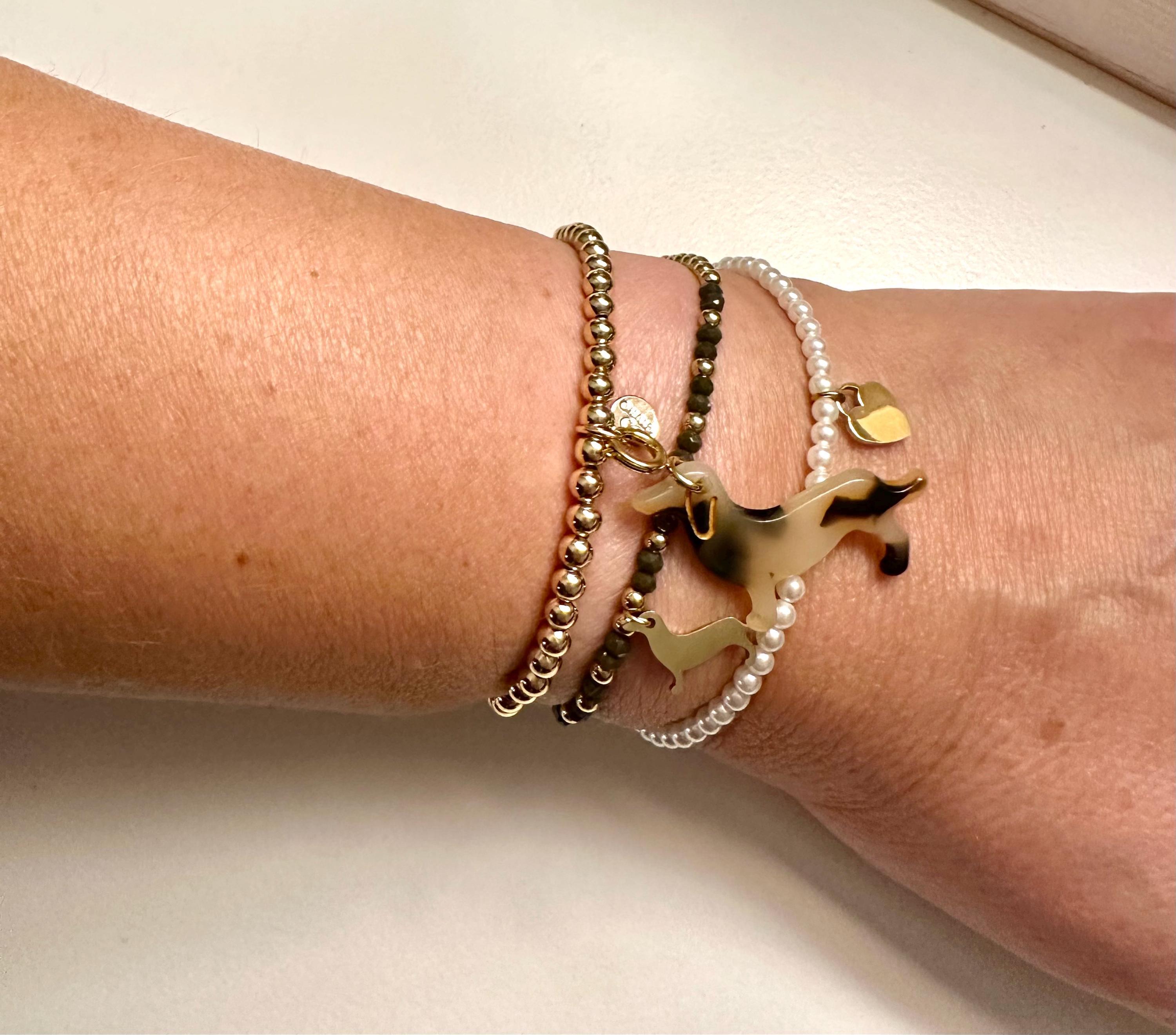 Goldenes Dackel Armband | kleines feines elastisches Perlenarmband mit Dackelanhänger