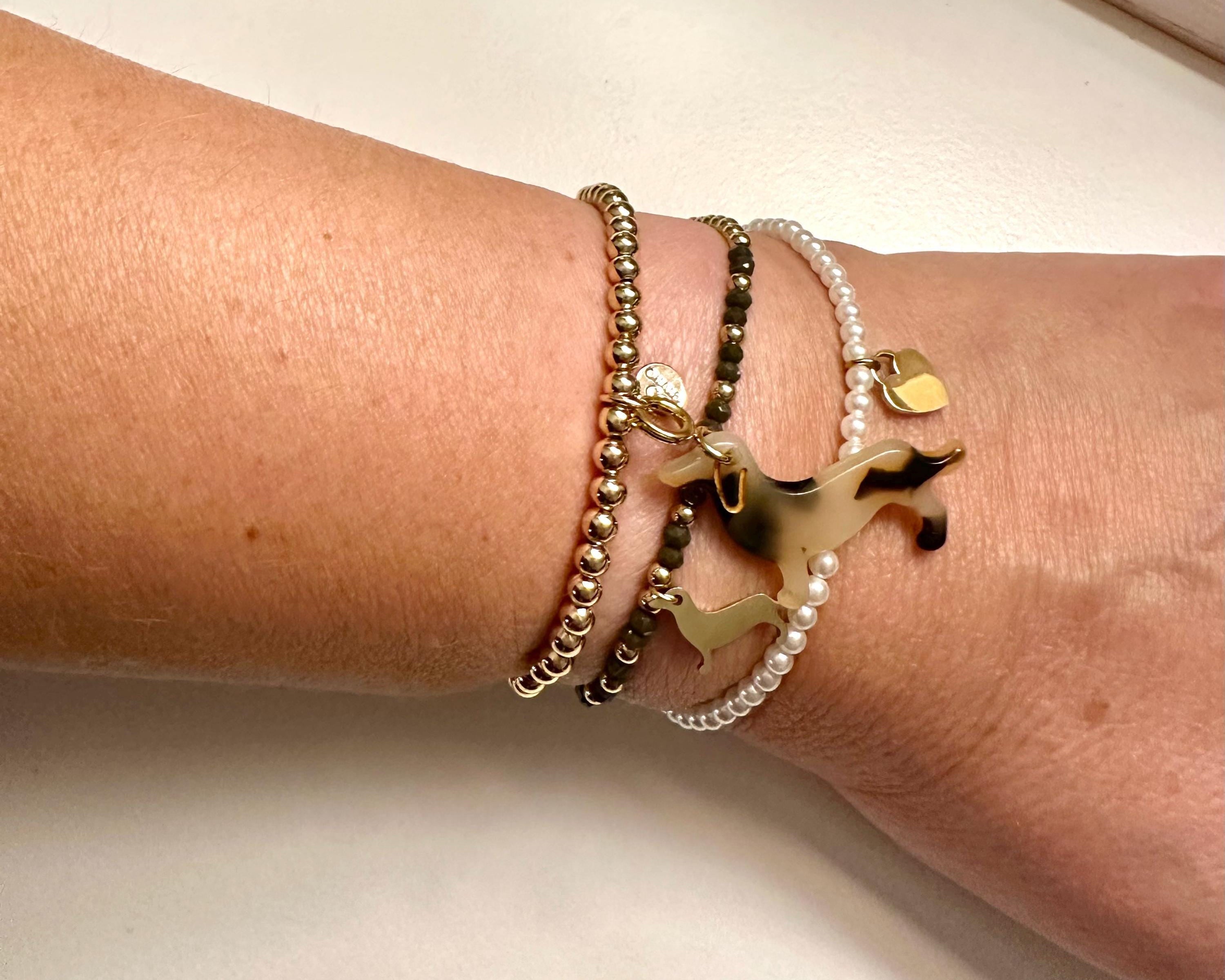 Goldenes Dackel Armband | kleines feines elastisches Perlenarmband mit Dackelanhänger