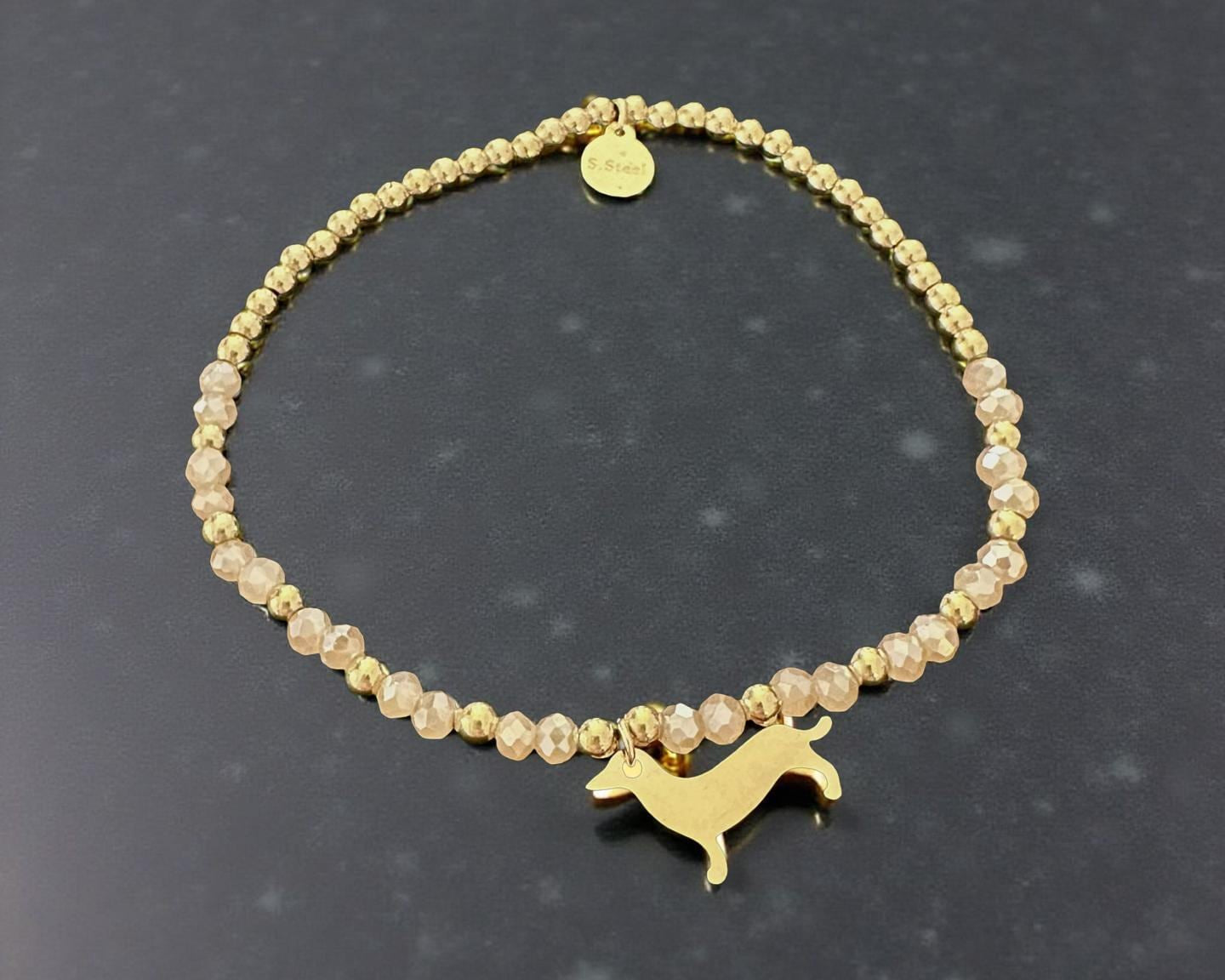 Goldenes Dackel Armband | kleines feines elastisches Perlenarmband mit Dackelanhänger