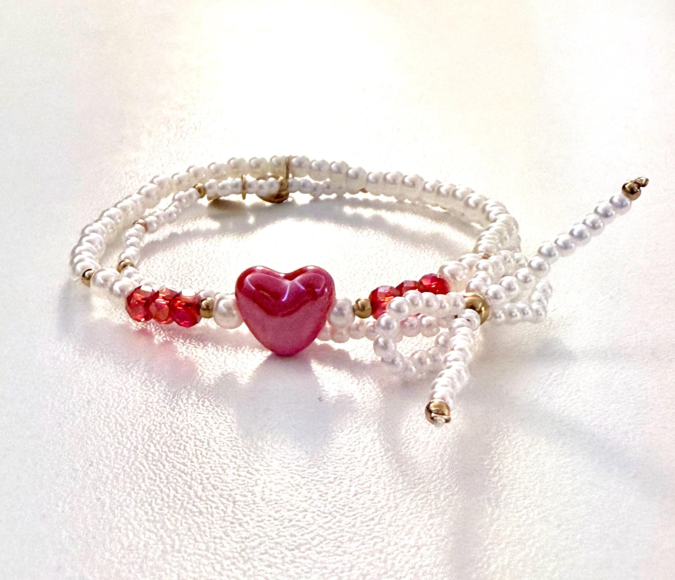 Valentins Geschenk: Armband-Set und Karte | kleine feine elastische Perlenarmbänder mit Herzchen und Schleife