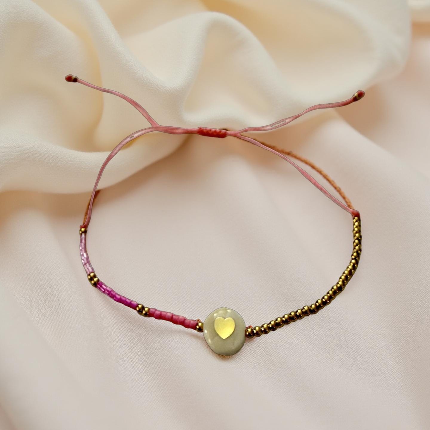 Zartes Armband mit Herz | kleines feines elastisches Perlenarmband mit Makrameeknoten | in rosa oder hellblau