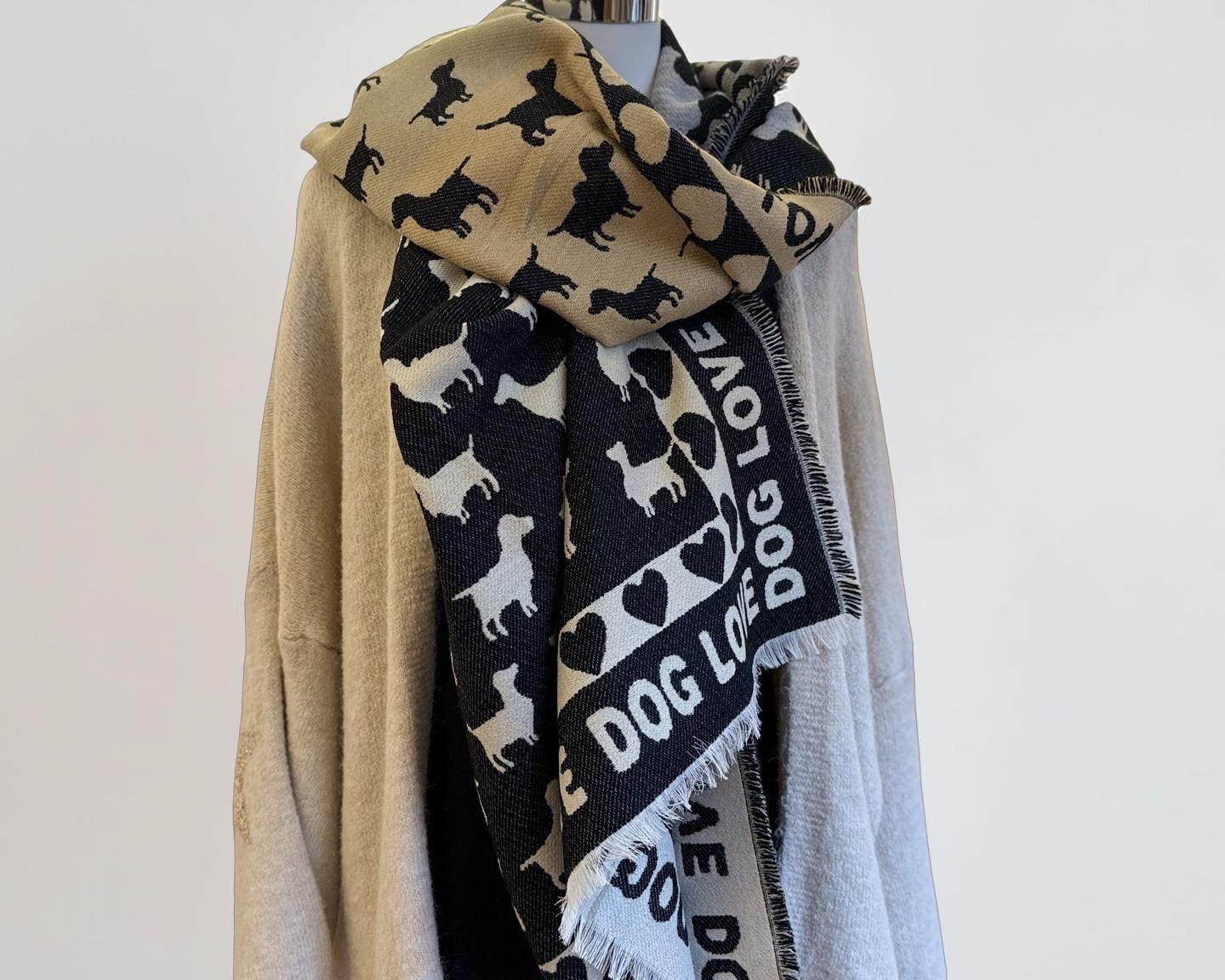 Breiter Schal DOG LOVE | schwarz, grau, camel und beige | mit Herzen, Hunden und Schrift | Viskose | Webschal Tuch Stola | 190 x 70 cm