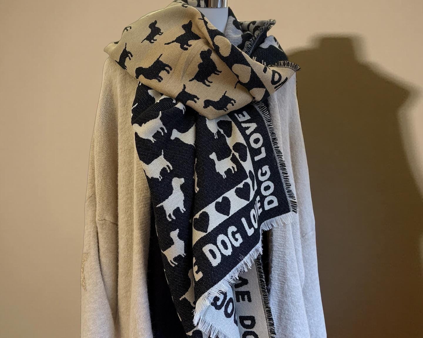 Breiter Schal DOG LOVE | schwarz, grau, camel und beige | mit Herzen, Hunden und Schrift | Viskose | Webschal Tuch Stola | 190 x 70 cm