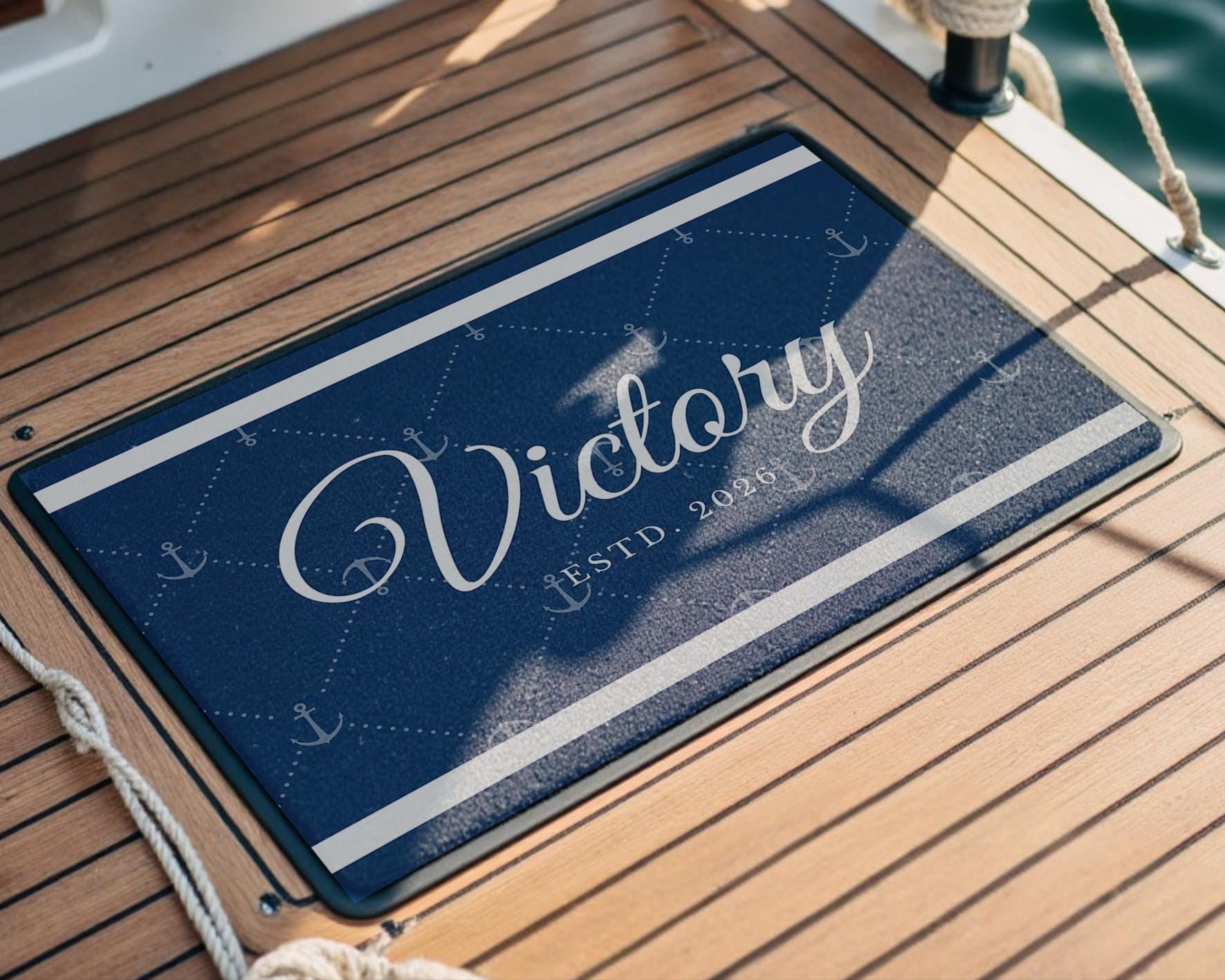 Fußmatte Boot Yacht Schiff | Personalisierter Fußabtreter mit Bootsnamen und Jahreszahl in blau weiß, Rand schwarz