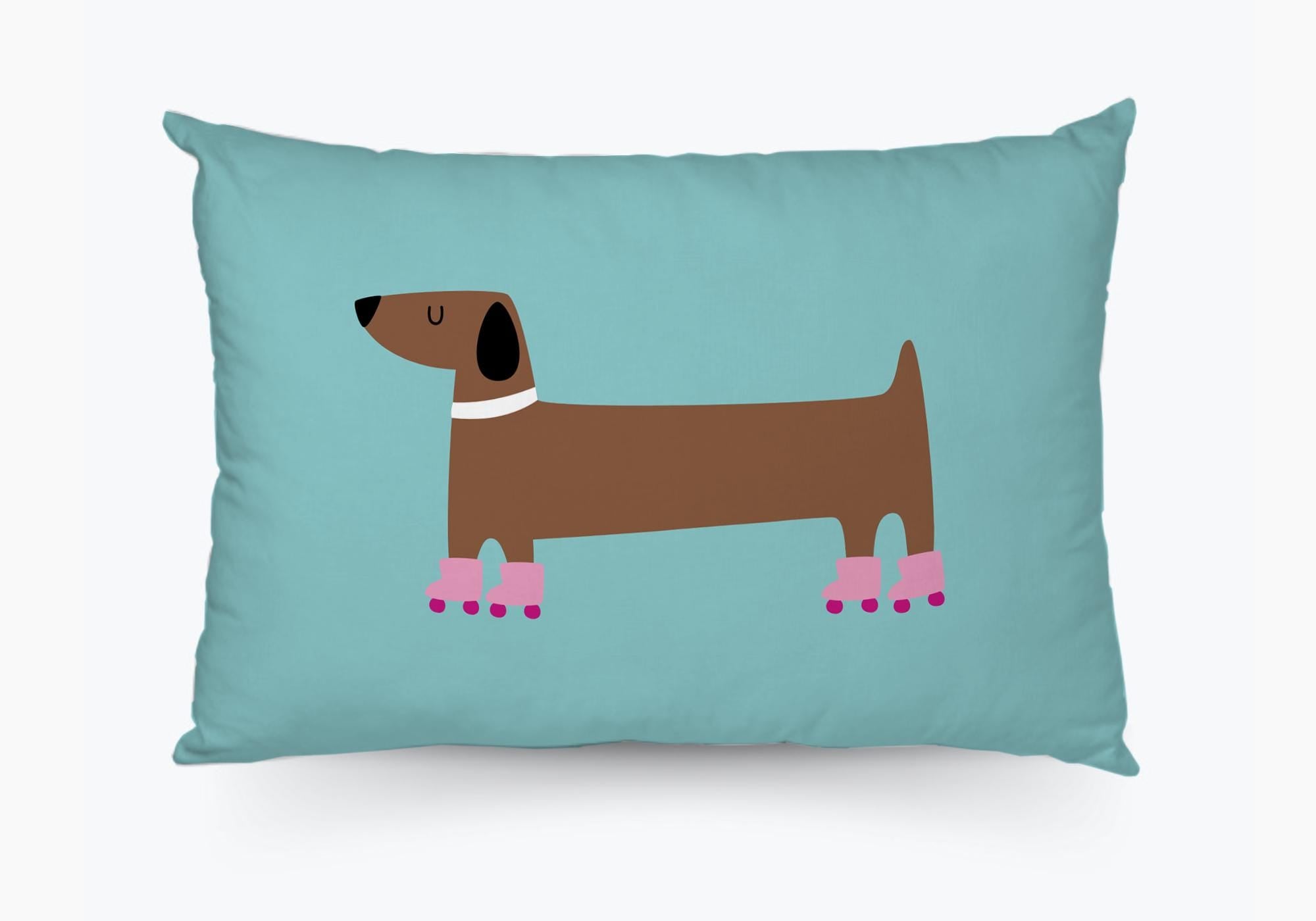 Dackel-Kissen aus Baumwolle | 50 x 35 cm inklusive Füllung | Dackel auf Rollschuhen | Türkis mit Braun und Pink