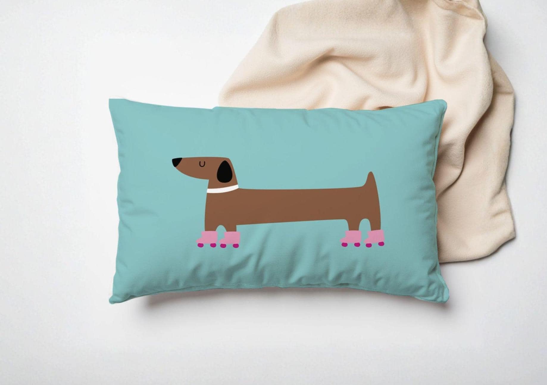 Dackel-Kissen aus Baumwolle | 50 x 35 cm inklusive Füllung | Dackel auf Rollschuhen | Türkis mit Braun und Pink