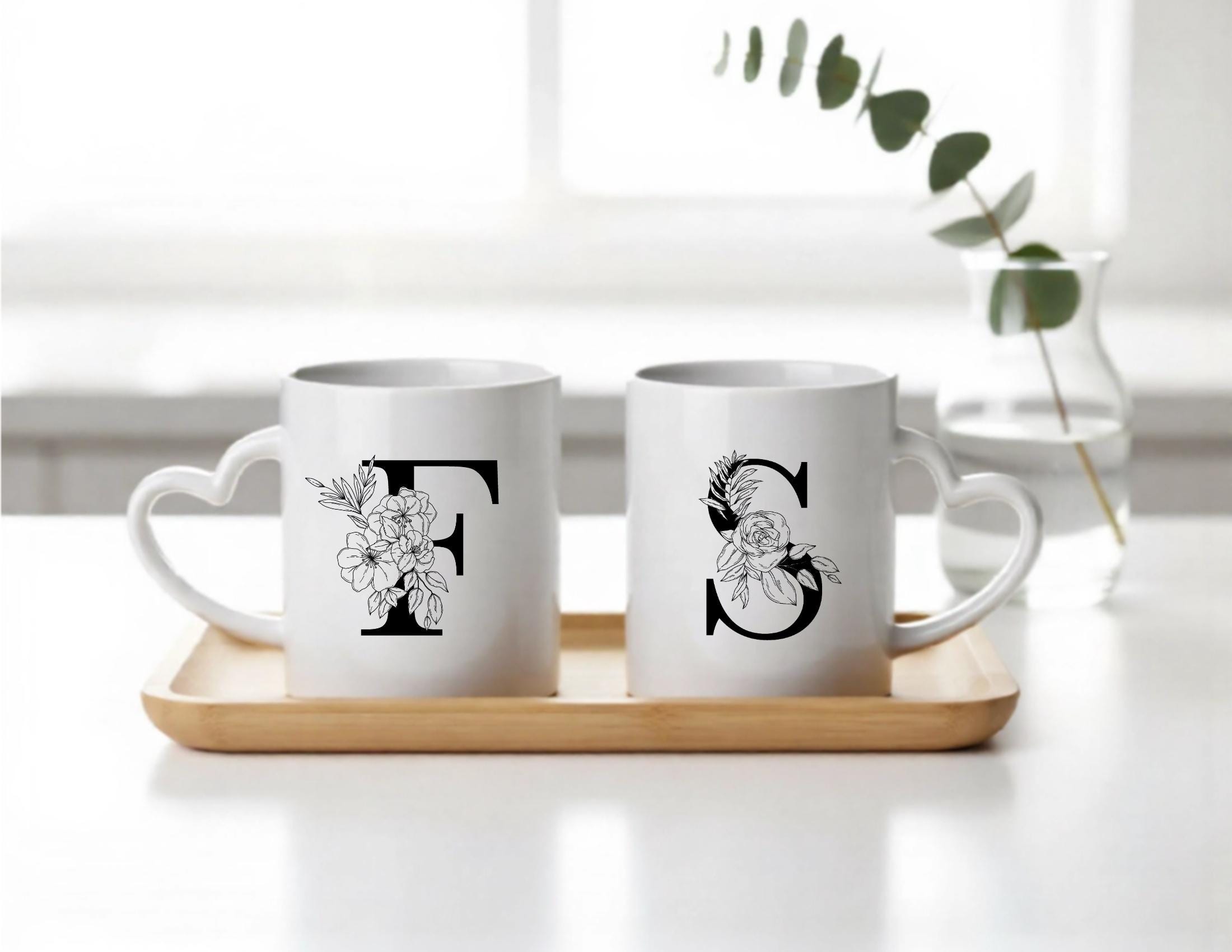 Zwei Tassen mit Herzhenkel | Valentinstag | personalisiertes Tassen-Set | Blumen Buchstaben Monogramm