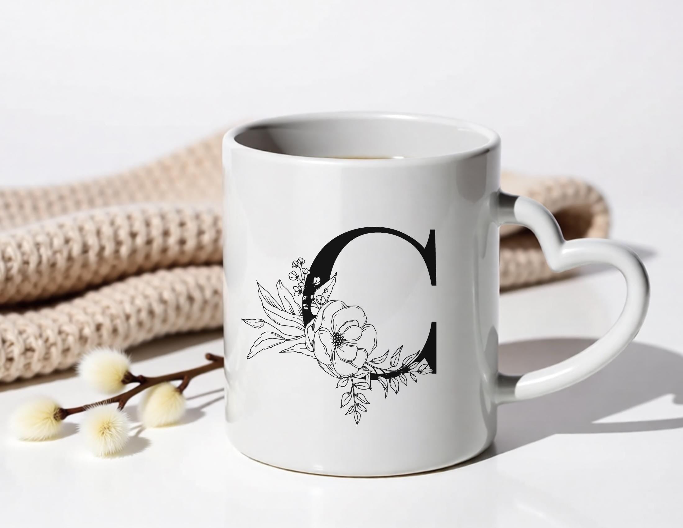 Zwei Tassen mit Herzhenkel | Valentinstag | personalisiertes Tassen-Set | Blumen Buchstaben Monogramm