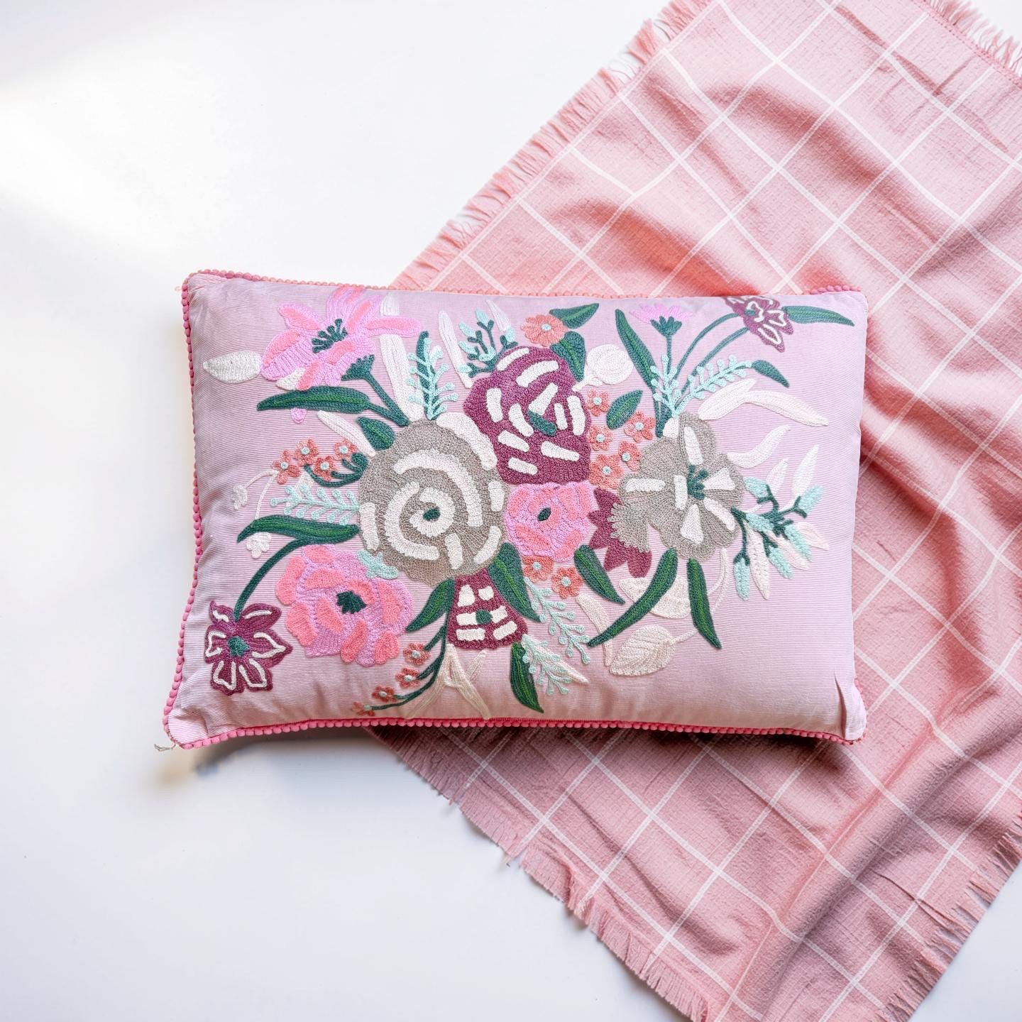 Besticktes Kissen rosa 50x30 cm | florales Dekokissen mit Stickerei | Boho Kissen bunt | Zierkissen Baumwolle | Geschenkidee