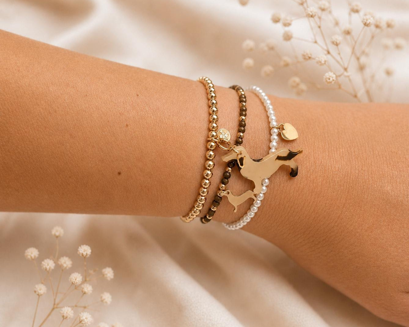 Goldenes Dackel Armband | kleines feines elastisches Perlenarmband mit Dackelanhänger