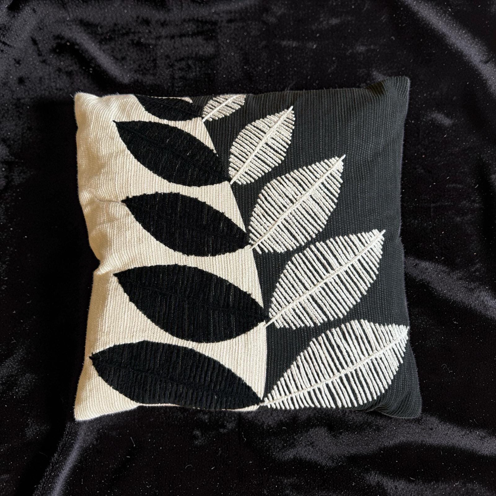 Dekokissen | 45x45 cm mit Füllung | Baumwollkissen mit modernem Blattdesign in Schwarz & Beige