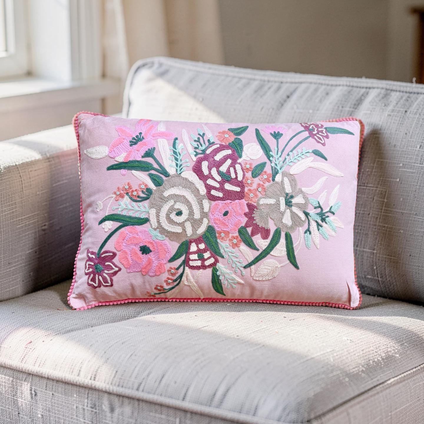 Besticktes Kissen rosa 50x30 cm | florales Dekokissen mit Stickerei | Boho Kissen bunt | Zierkissen Baumwolle | Geschenkidee