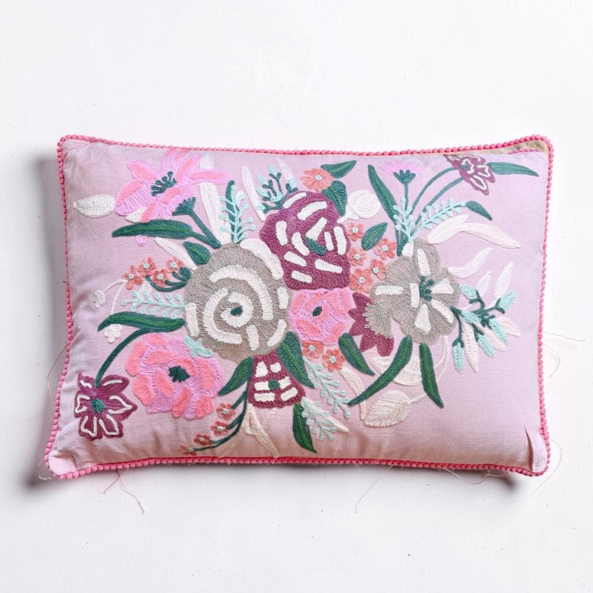 Besticktes Kissen rosa 50x30 cm | florales Dekokissen mit Stickerei | Boho Kissen bunt | Zierkissen Baumwolle | Geschenkidee