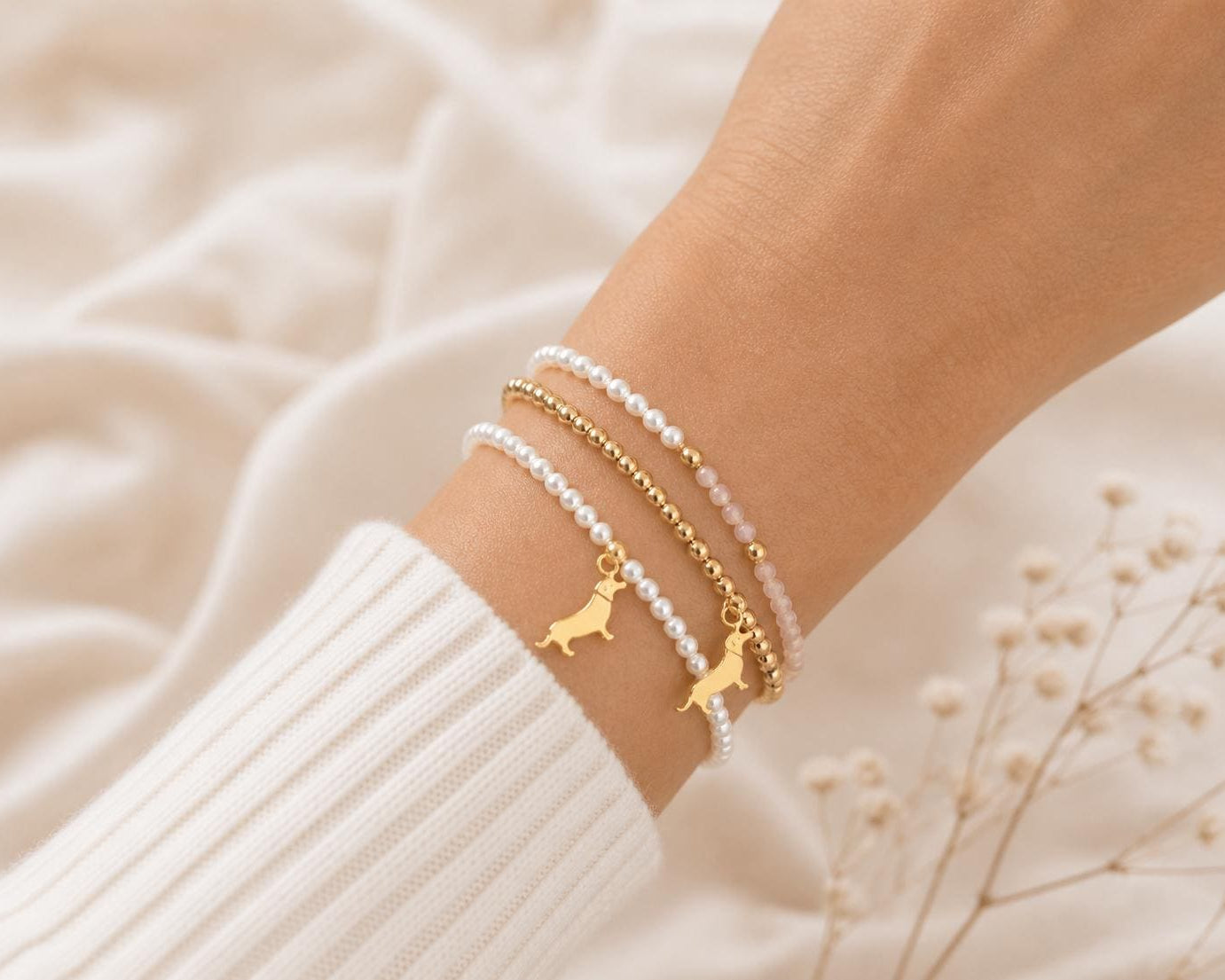 Goldenes Dackel Armband | kleines feines elastisches Perlenarmband mit Dackelanhänger