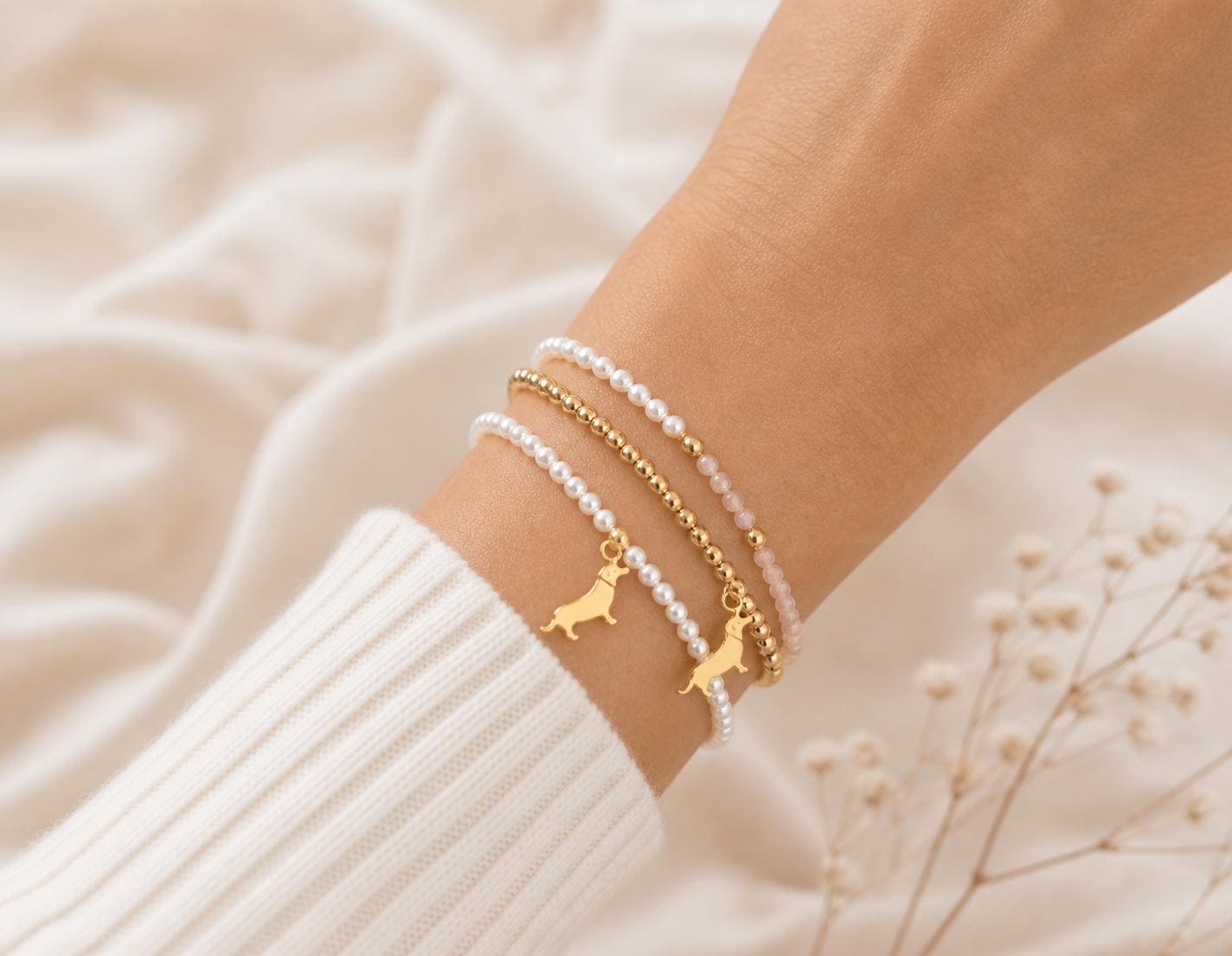 Goldenes Dackel Armband | kleines feines elastisches Perlenarmband mit Dackelanhänger