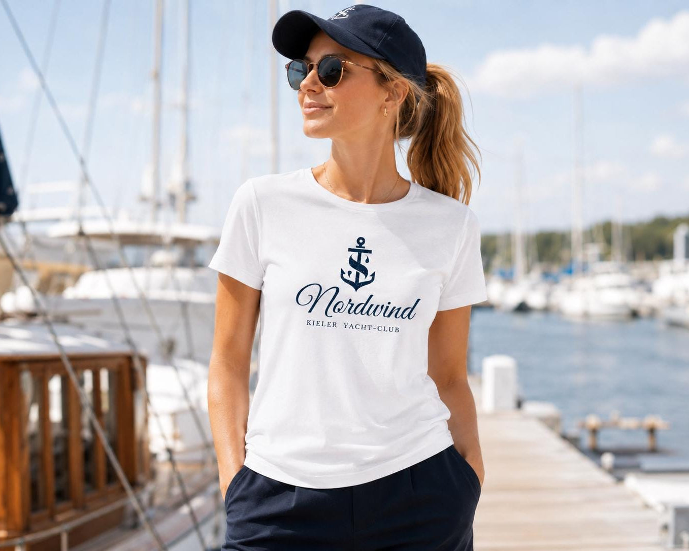 Personalisiertes Damen Bio T-Shirt mit Bootsname – Premium Shirt für Seglerinnen, Yachtbesitzerinnen & Bootsliebhaberinnen