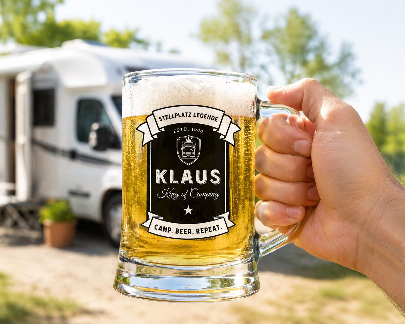 Personalisierter Bierkrug für Camper mit Name & Jahr – Camping Geschenk für Papa, Opa, Wohnmobil Besitzer, Stellplatz Legende Bierglas 0,5 L