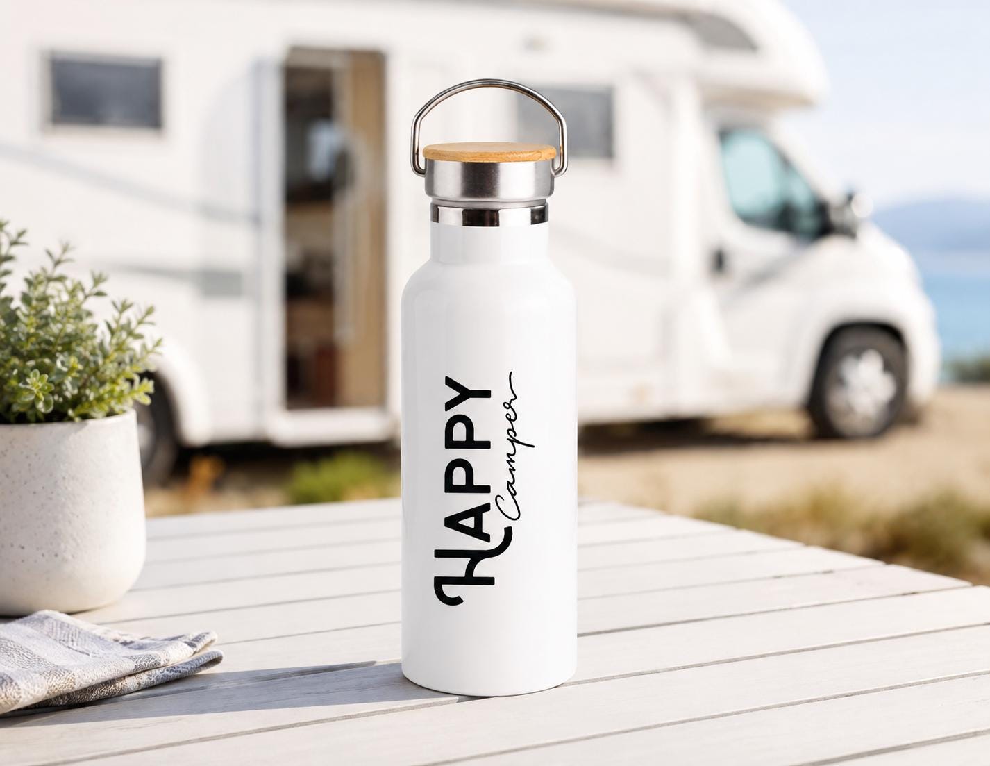 Personalisierte Edelstahl Trinkflasche Happy Camper mit Bambusdeckel | 500 ml Isolierflasche für Camping, Wohnmobil & Vanlife Geschenk