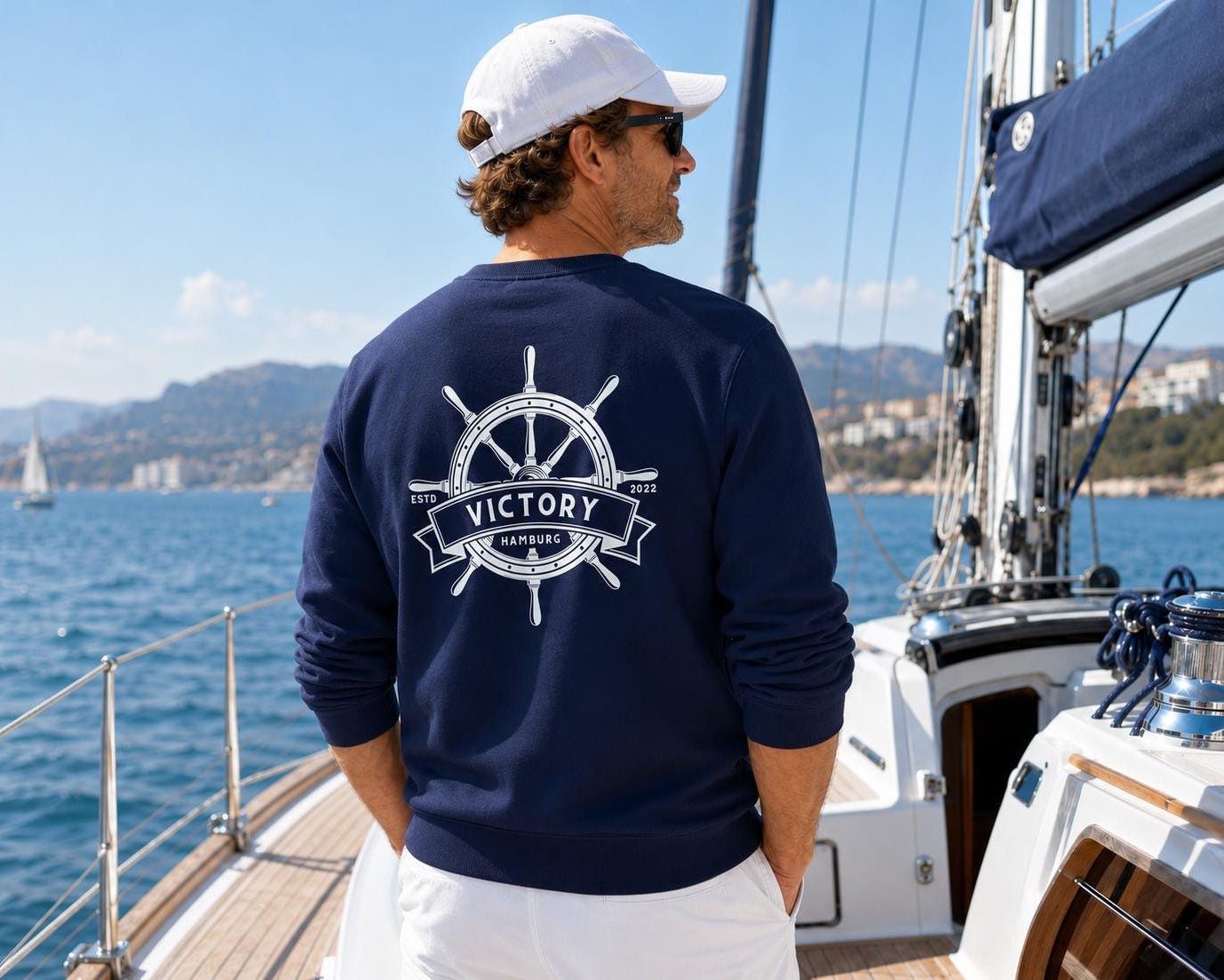 Personalisierter Sweater mit Bootsname | Maritimes Langarm Sweatshirt, Segler Geschenk, Boot Outfit | Steuerrad | Gr. XS bis XXL | weiß blau