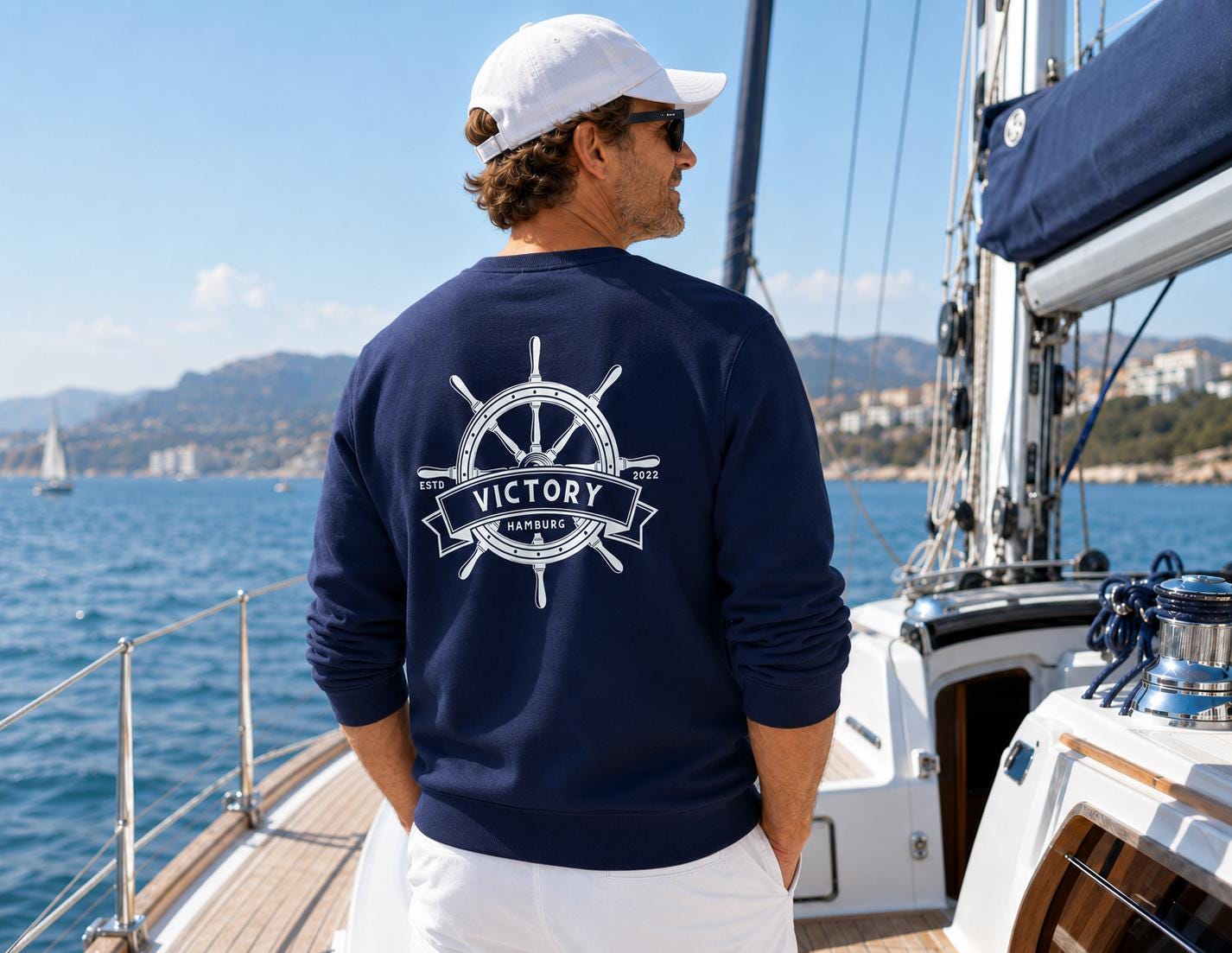 Personalisierter Sweater mit Bootsname | Maritimes Langarm Sweatshirt, Segler Geschenk, Boot Outfit | Steuerrad | Gr. XS bis XXL | weiß blau