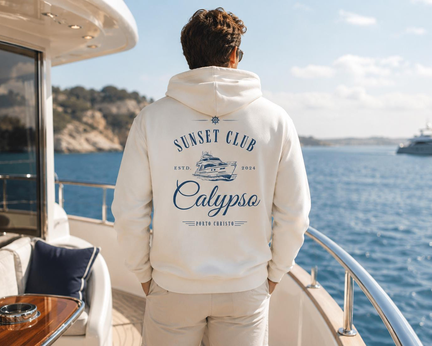 Personalisierter Herren Premium Bio Hoodie für Bootsbesitzer – maritimer Rückenprint mit Bootsname, Boot & eigenem Text | in 3 Farben