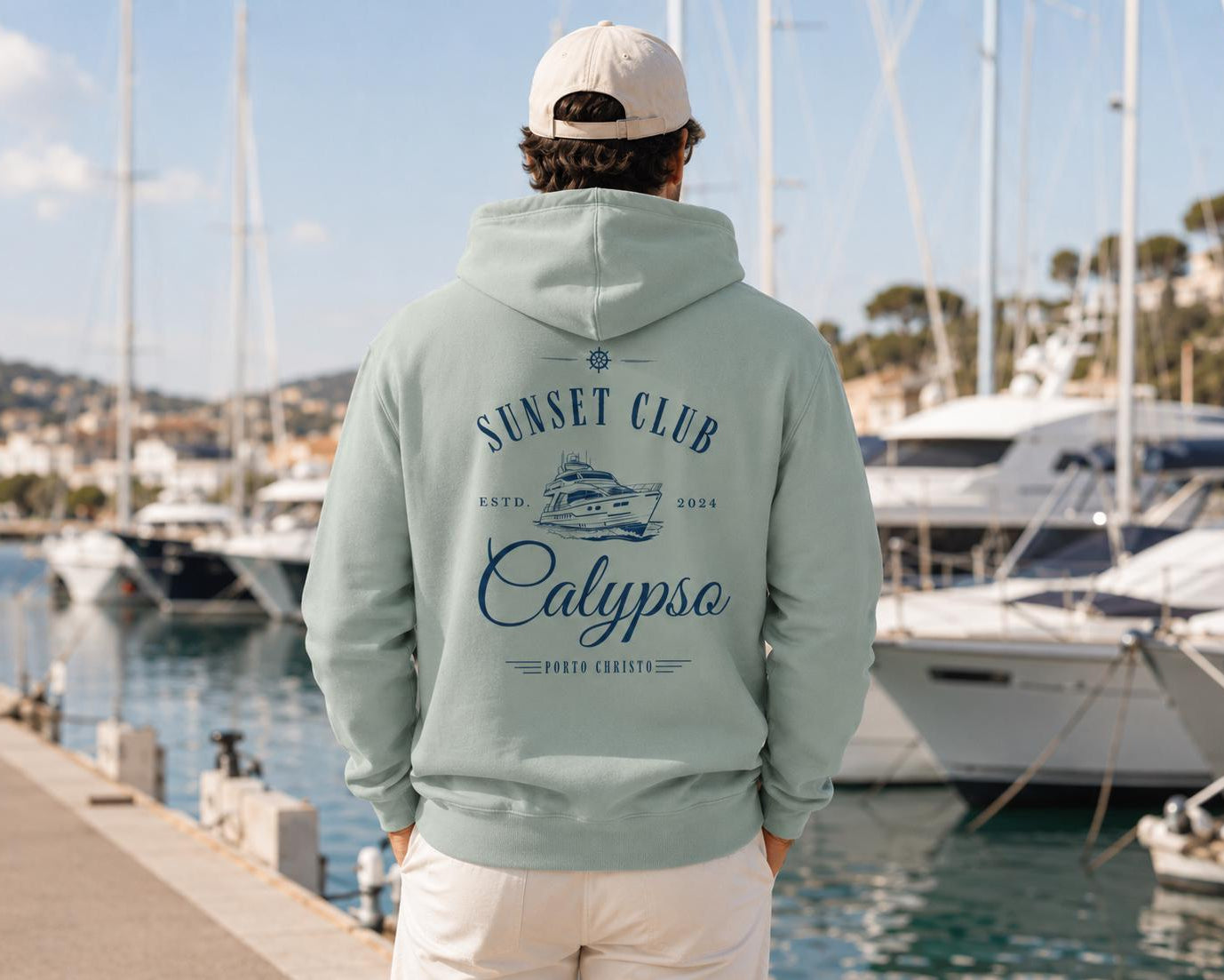 Personalisierter Herren Premium Bio Hoodie für Bootsbesitzer – maritimer Rückenprint mit Bootsname, Boot & eigenem Text | in 3 Farben