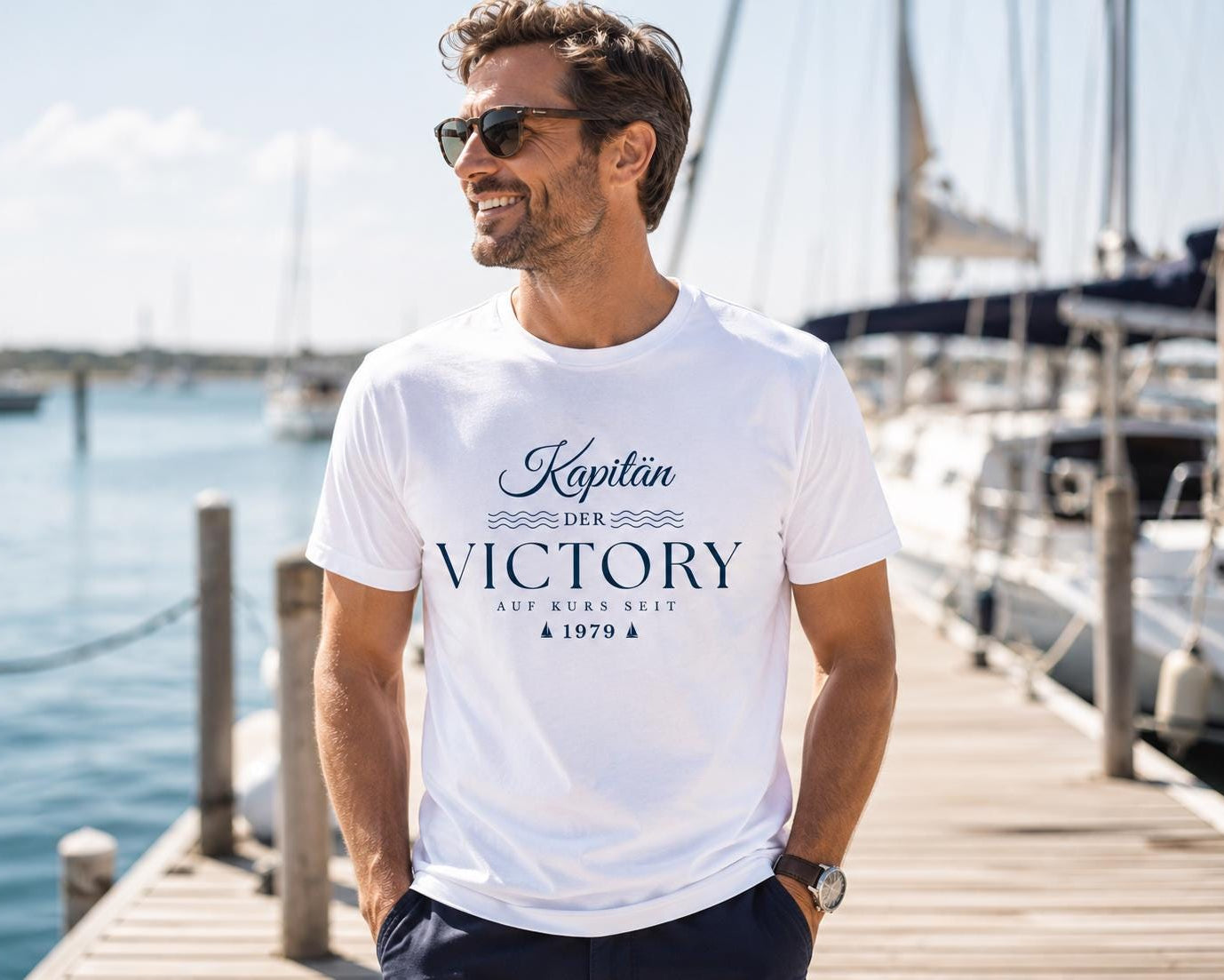 Personalisierbares Boots-Shirt mit Bootsname – Geschenkidee für Segler, Skipper & Bootsliebhaber