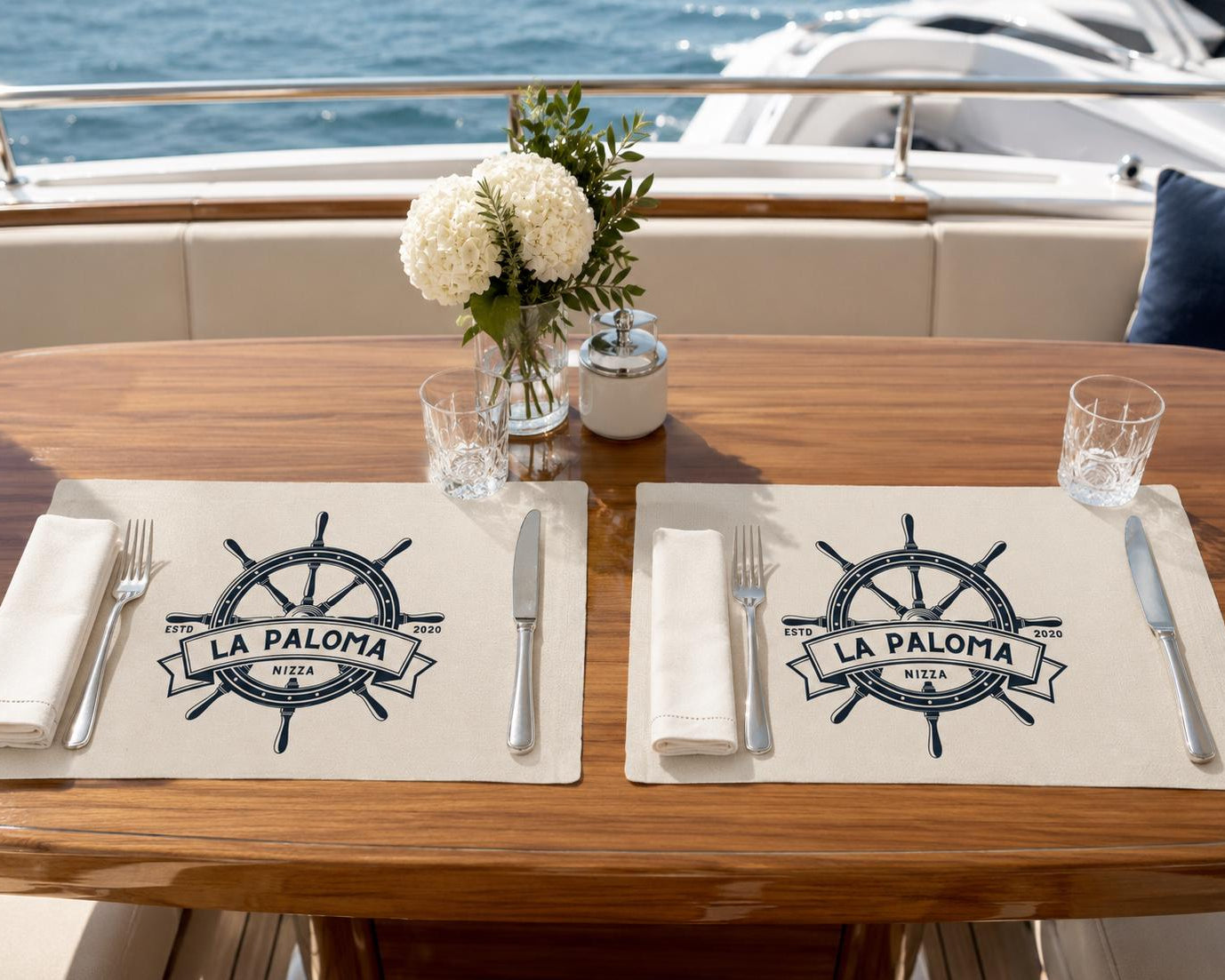 Personalisiertes Tischset im 2er-Set – maritimes Geschenk für Bootsbesitzer mit Bootsname | Steuerrad-Logo Design mit Namen, Jahr, Hafen