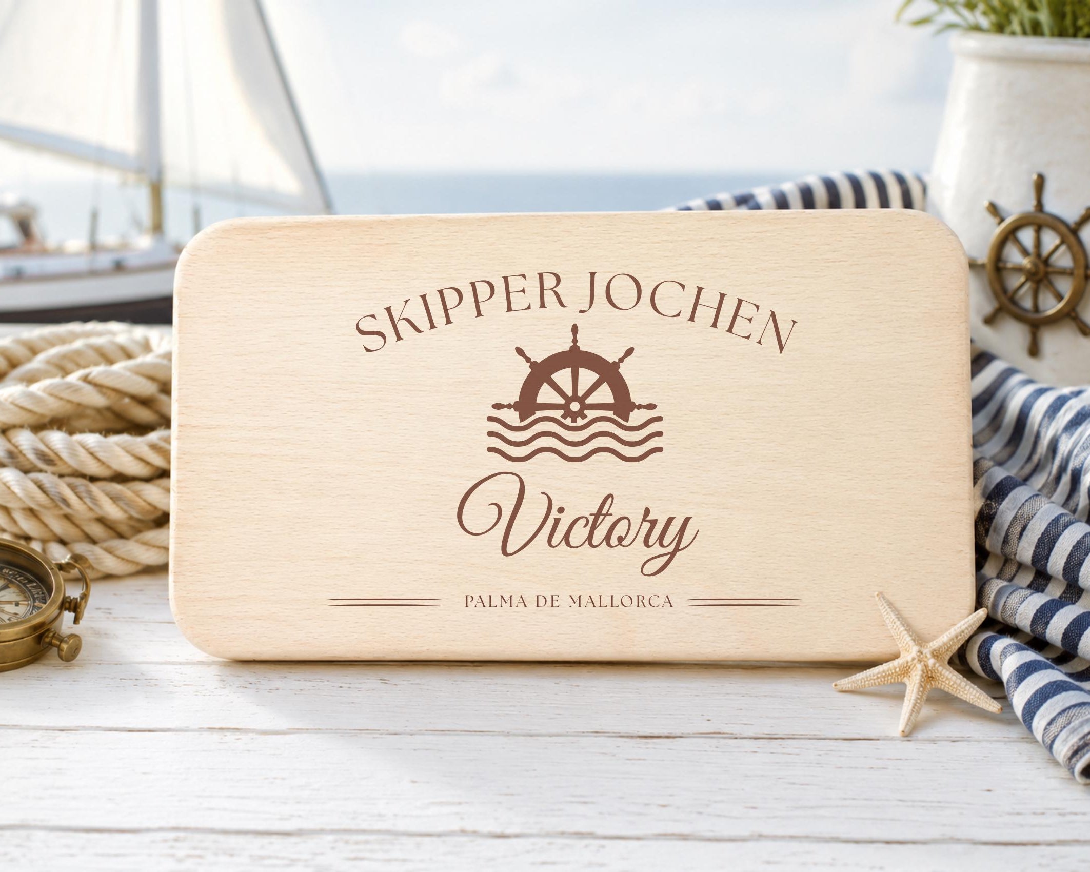 Personalisiertes Frühstücksbrettchen Boot | Maritime Lasergravur mit Bootsname und Hafen | Geschenk für Skipper, Segler und Bootseigner