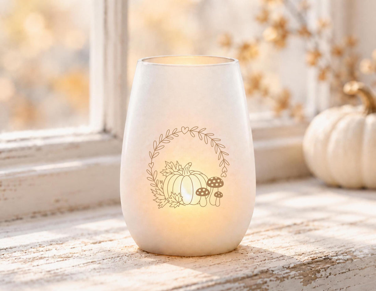 Herbst Windlicht „Hallo Herbst“ mit Kürbis Motiv – weißes Glaswindlicht mit Goldschein – gemütliche Herbstdeko Geschenkidee