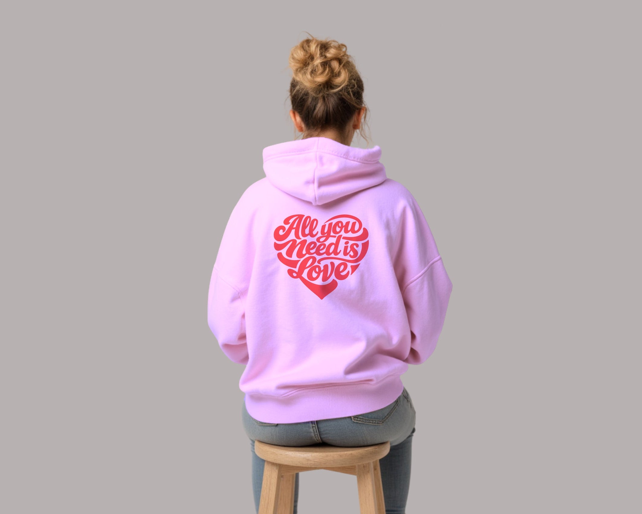 Valentins-Hoodie 'All you need is Love' - Front & Back Print mit Herz | Geschenk Valentinstag Roo's Gift Shop
