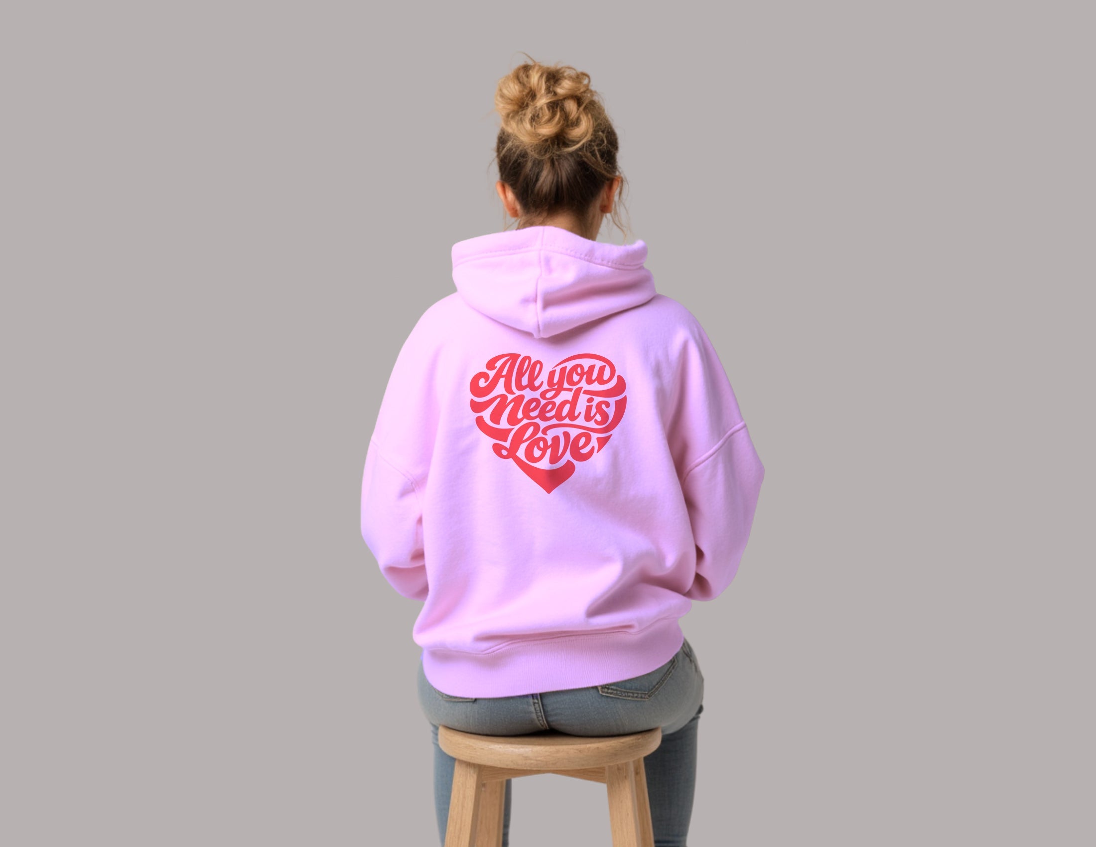 Valentins-Hoodie 'All you need is Love' - Front & Back Print mit Herz | Geschenk Valentinstag Roo's Gift Shop