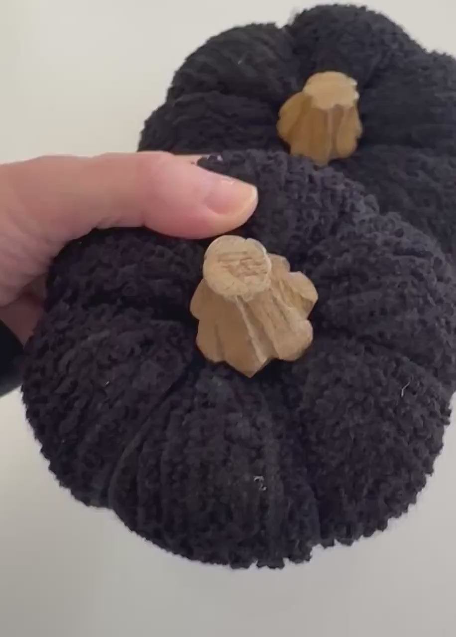 Deko Kürbisse | schwarzer Stoff mit Holz | in zwei Größen | Halloween Herbst Dekoration