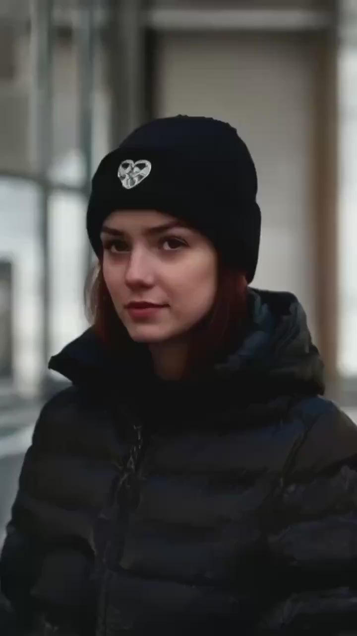 Strick Mütze | schwarz mit gesticktem Leo Herz | Leoherz