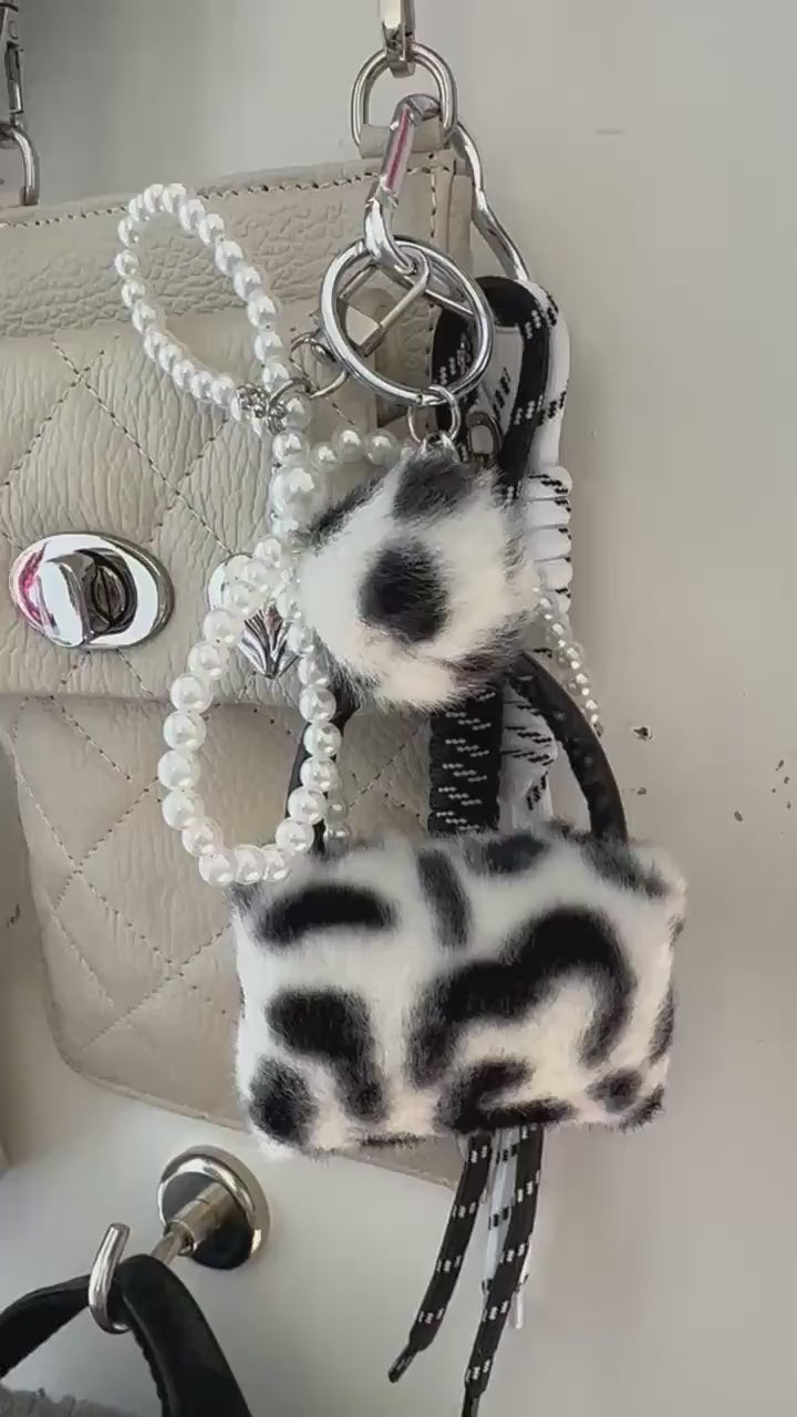 Anhänger Tasche schwarz weiß | Taschenschmuck Tasche Herz Seile Perlenschnur | Leofell